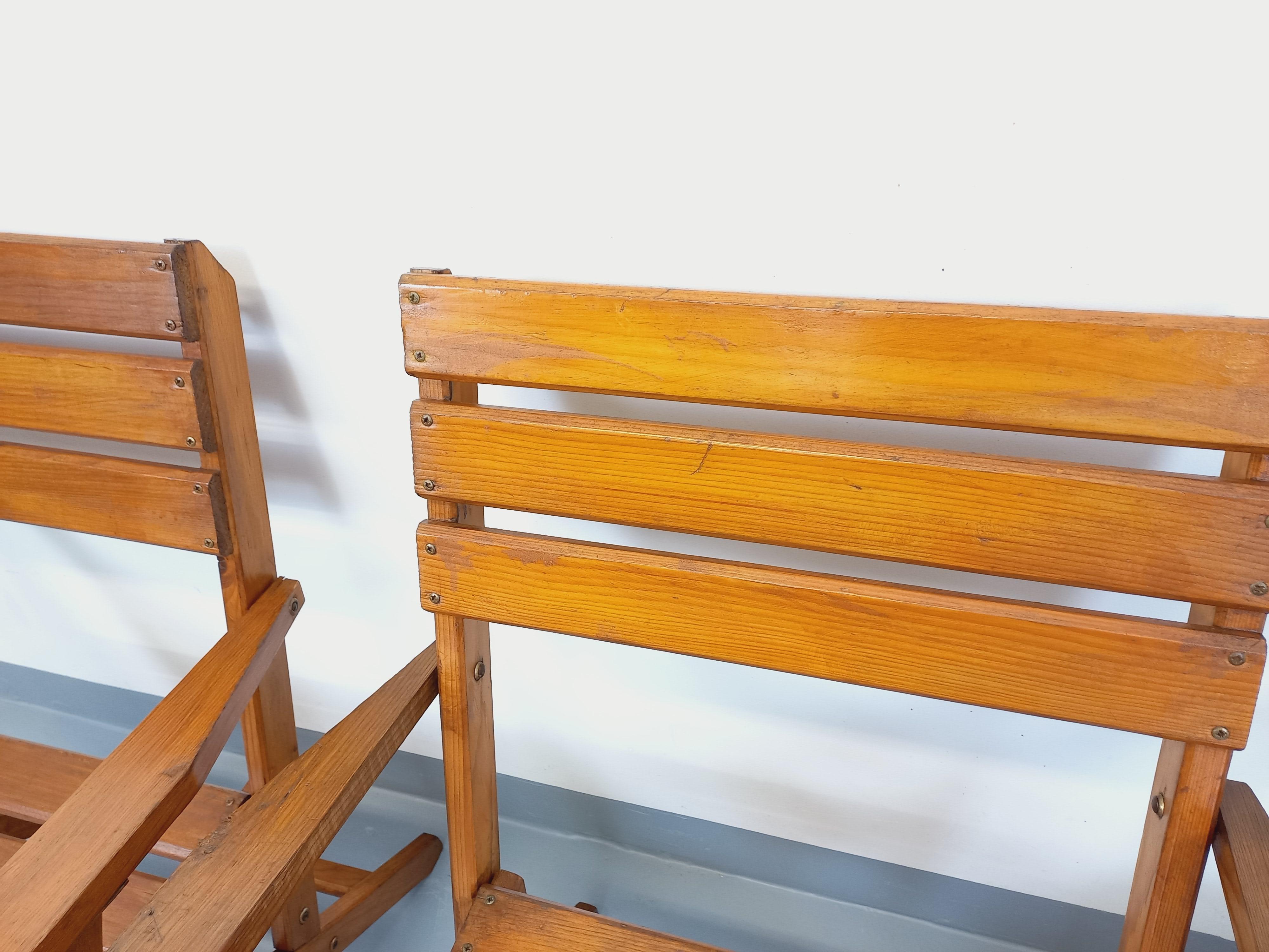 Salon de jardin vintage composé d'une table avec rallonges et de 4 fauteuil bois en vente 7