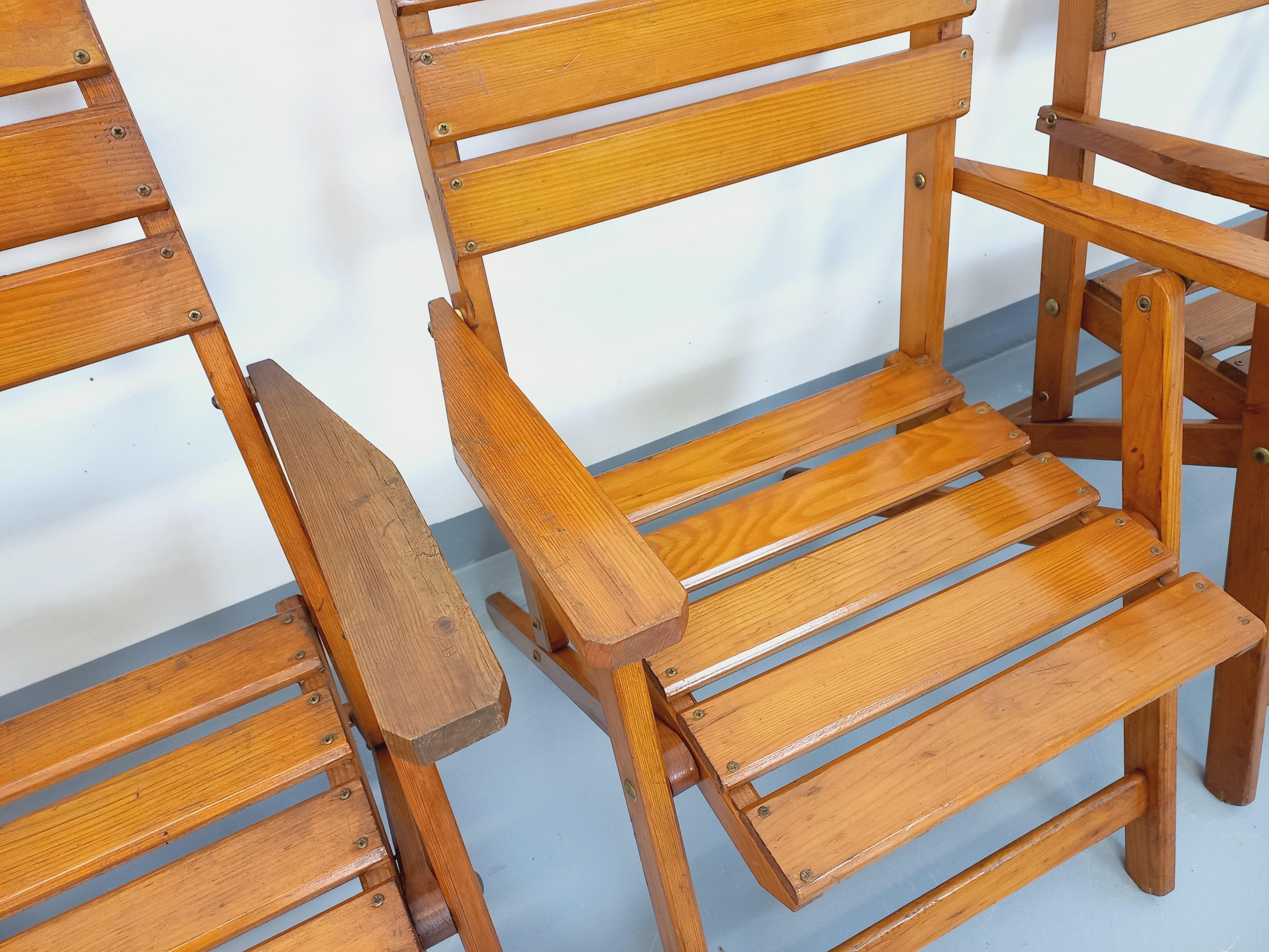 Salon de jardin vintage composé d'une table avec rallonges et de 4 fauteuil bois en vente 8
