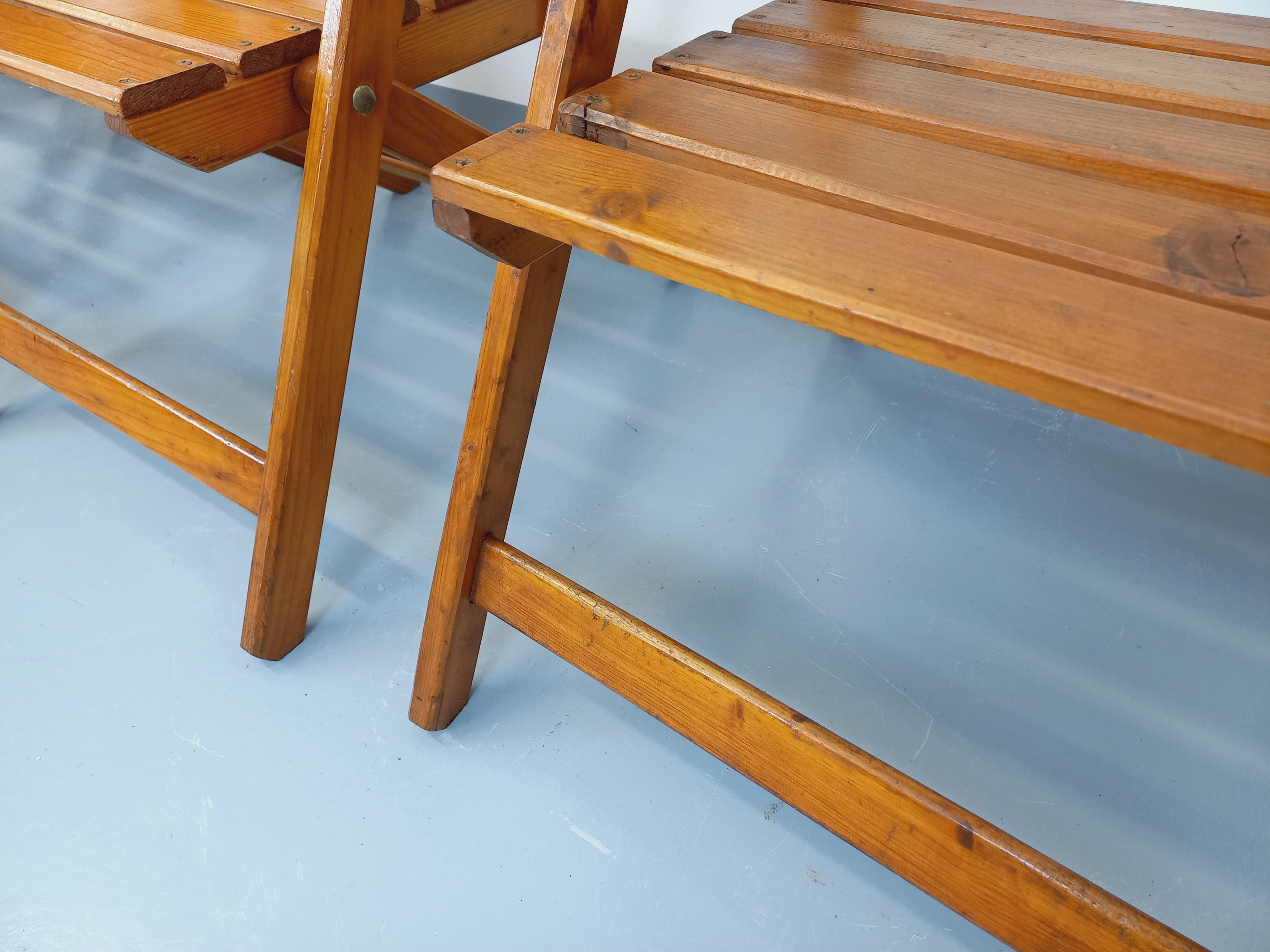 Salon de jardin vintage composé d'une table avec rallonges et de 4 fauteuil bois en vente 9