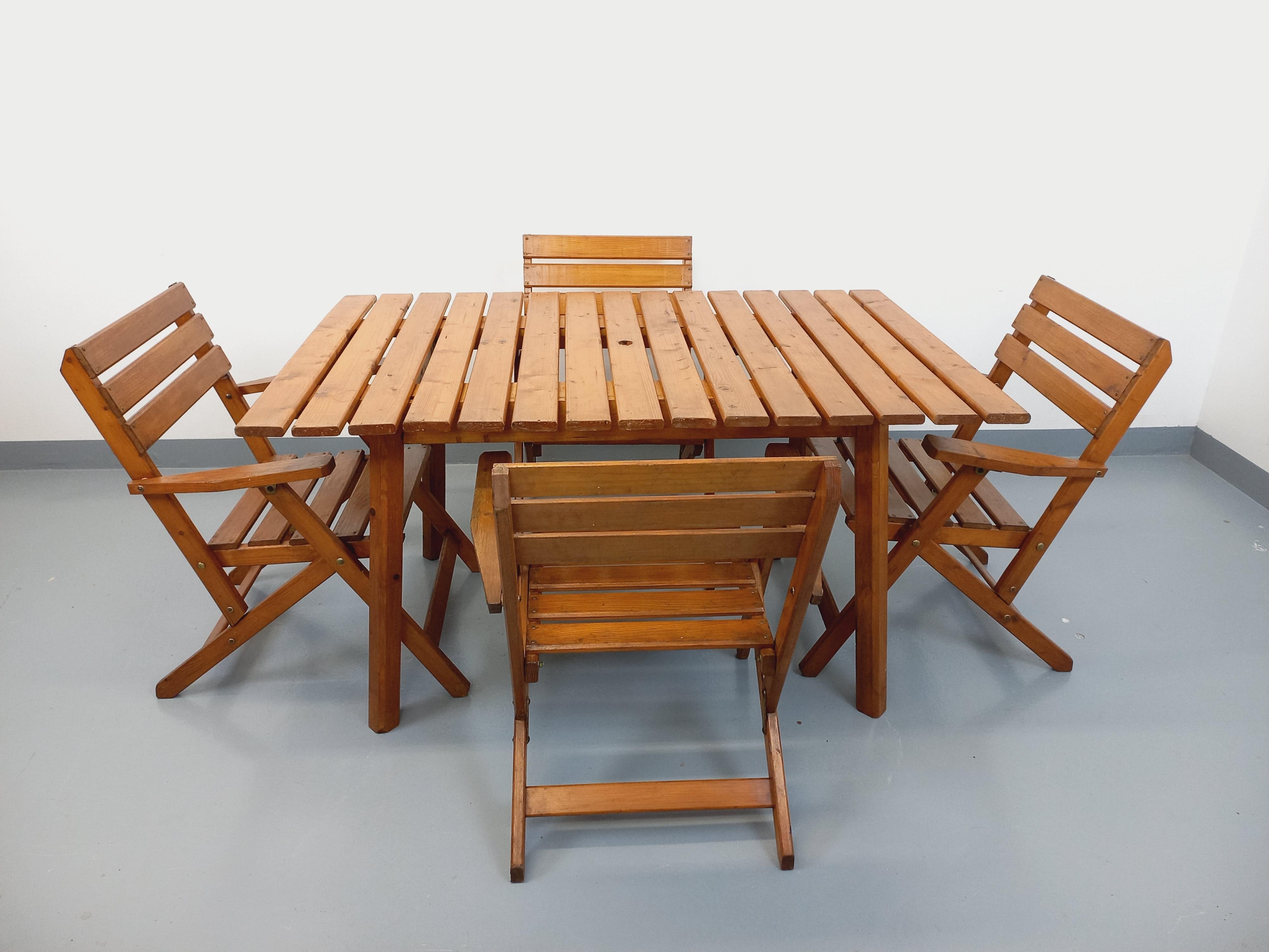 Salon de jardin vintage composé d'une table avec rallonges et de 4 fauteuil bois en vente 10
