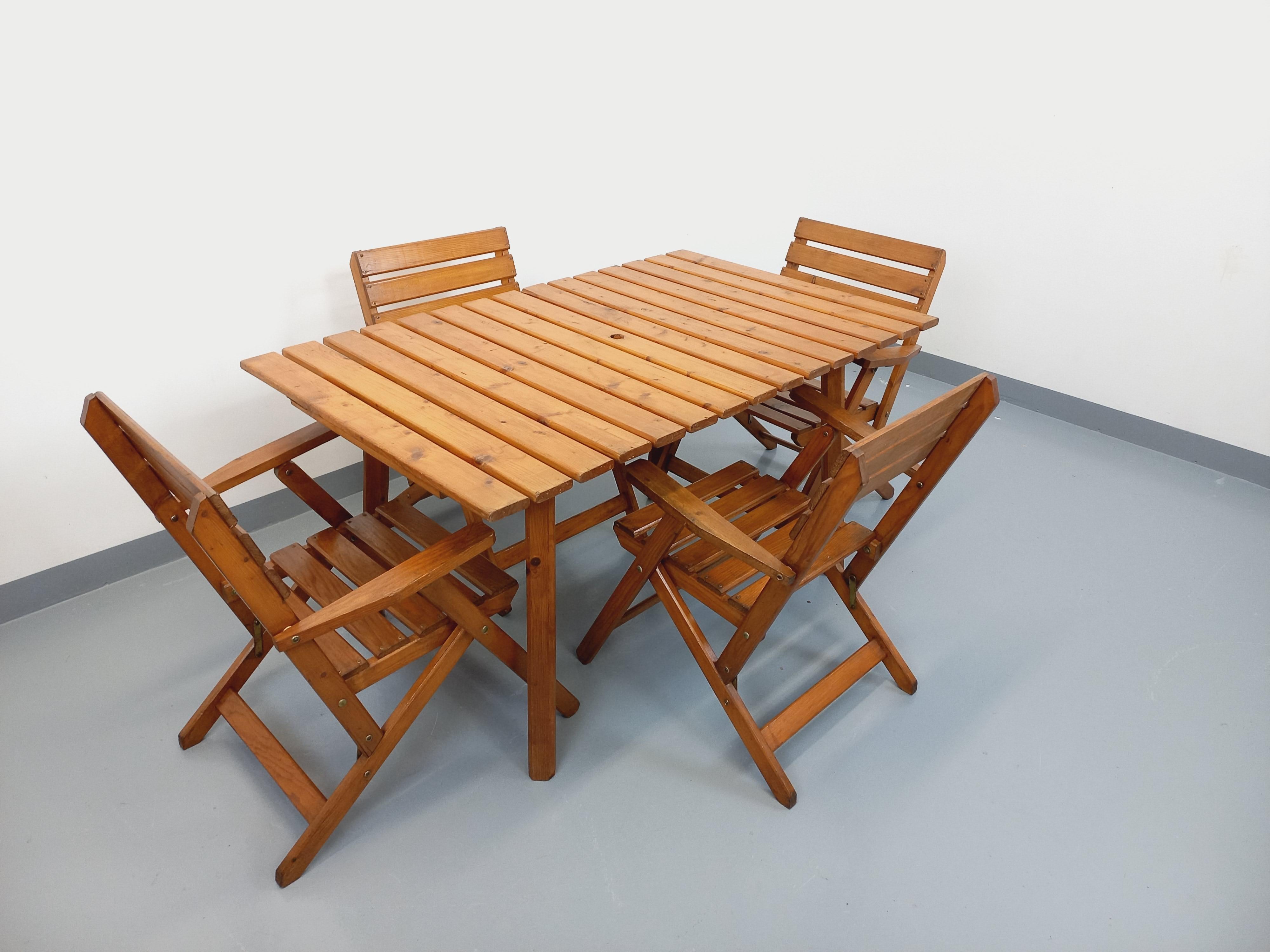 Salon de jardin vintage composé d'une table avec rallonges et de 4 fauteuil bois en vente 11
