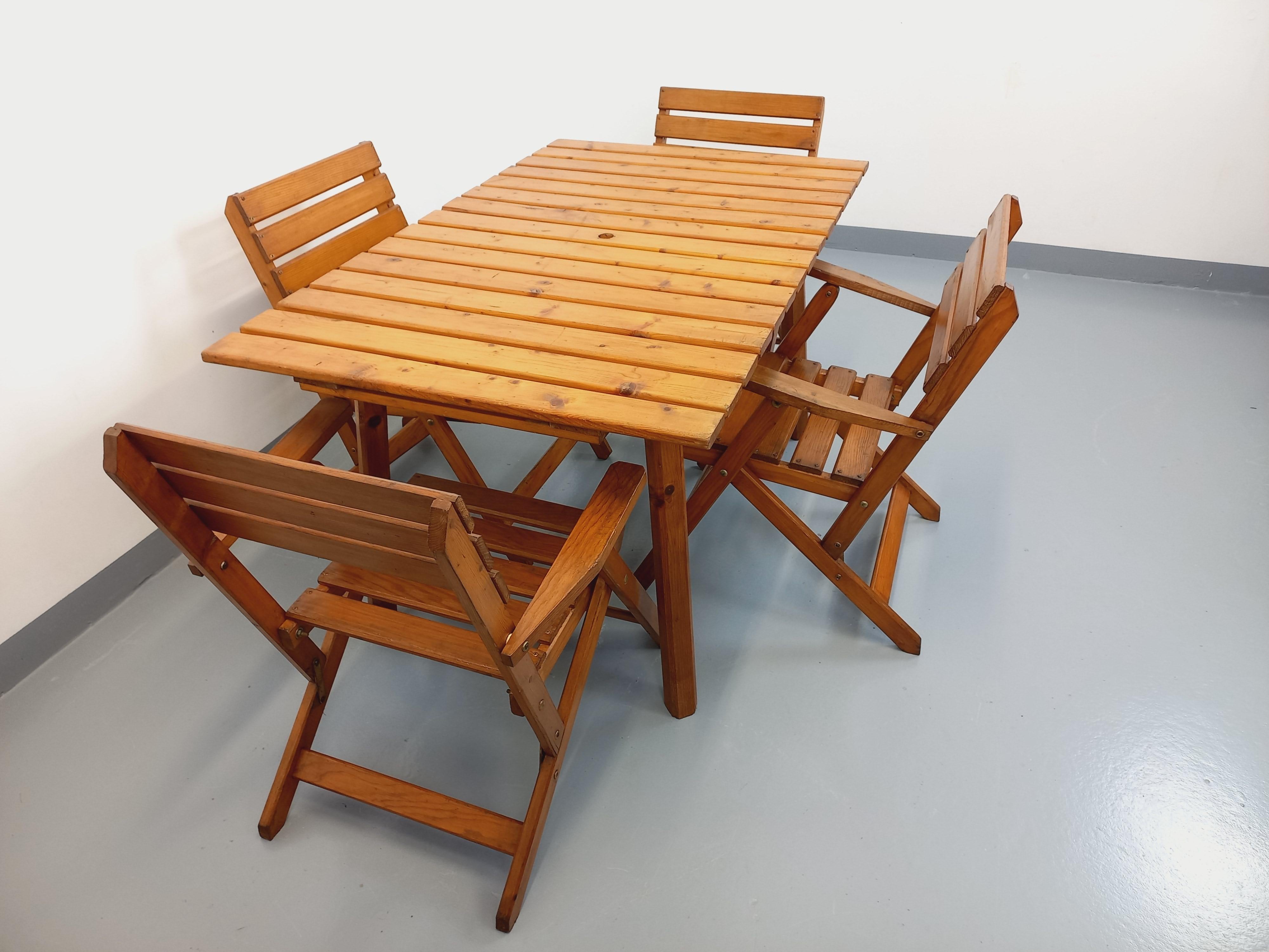 Salon de jardin vintage composé d'une table avec rallonges et de 4 fauteuil bois en vente 12