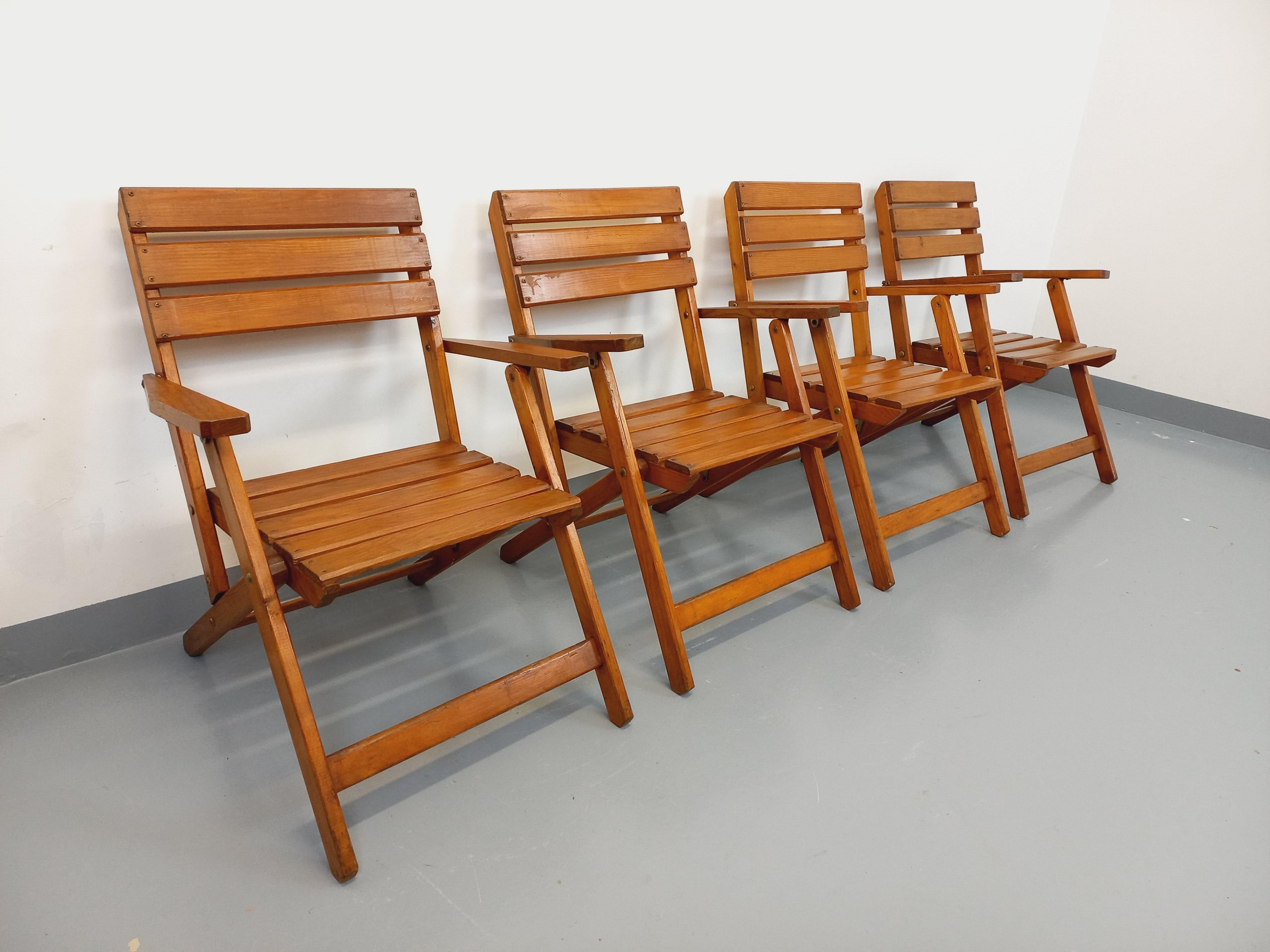 Salon de jardin vintage des années 60, style scandinave, composé d'une table rectangulaire avec trou pour parasol et de 4 fauteuils, 2 rallonges peuvent s'ajouter aux extrémités, bon état général avec des signes et marques du temps qui passe. Les