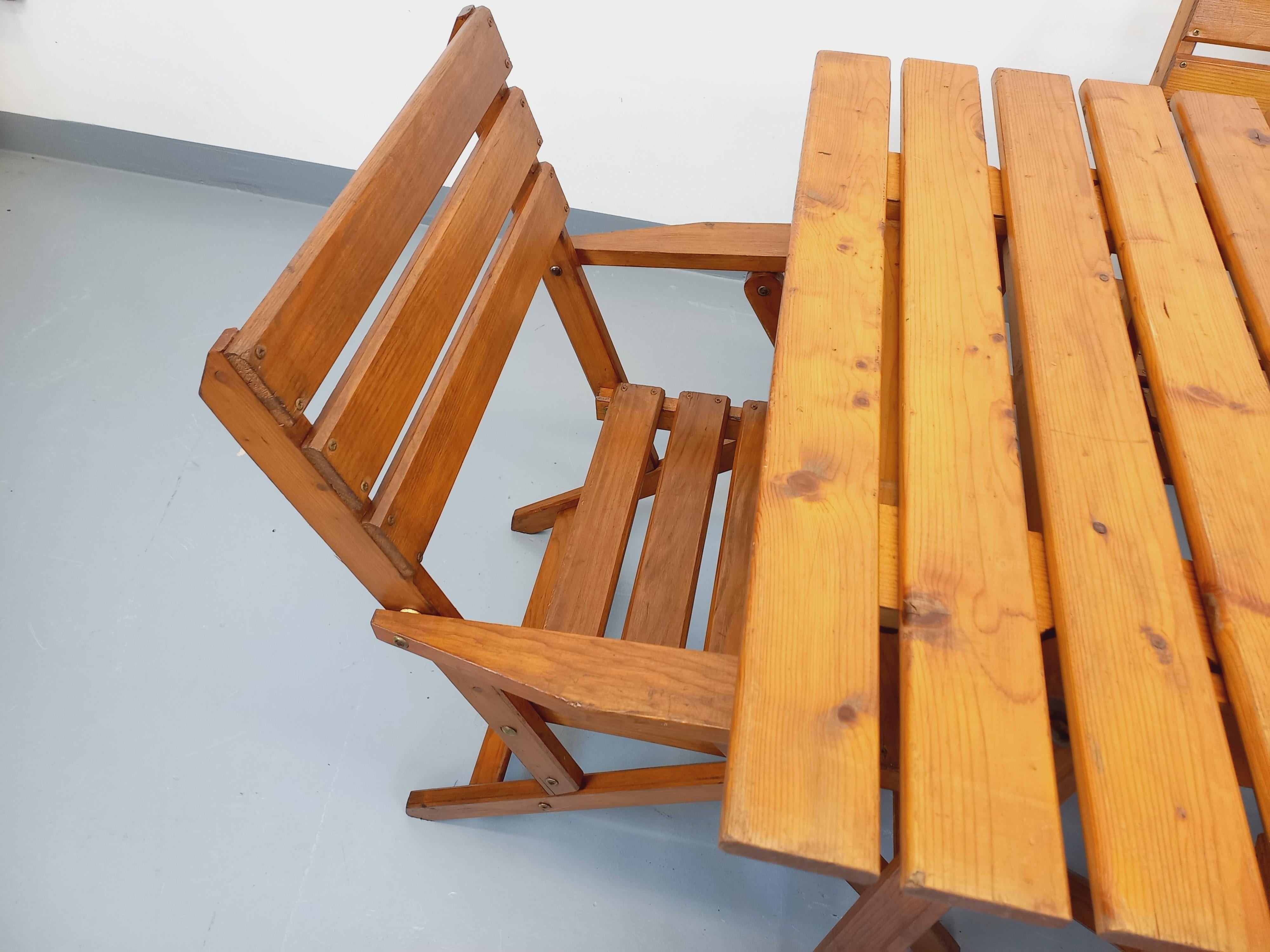 Salon de jardin vintage composé d'une table avec rallonges et de 4 fauteuil bois en vente 13