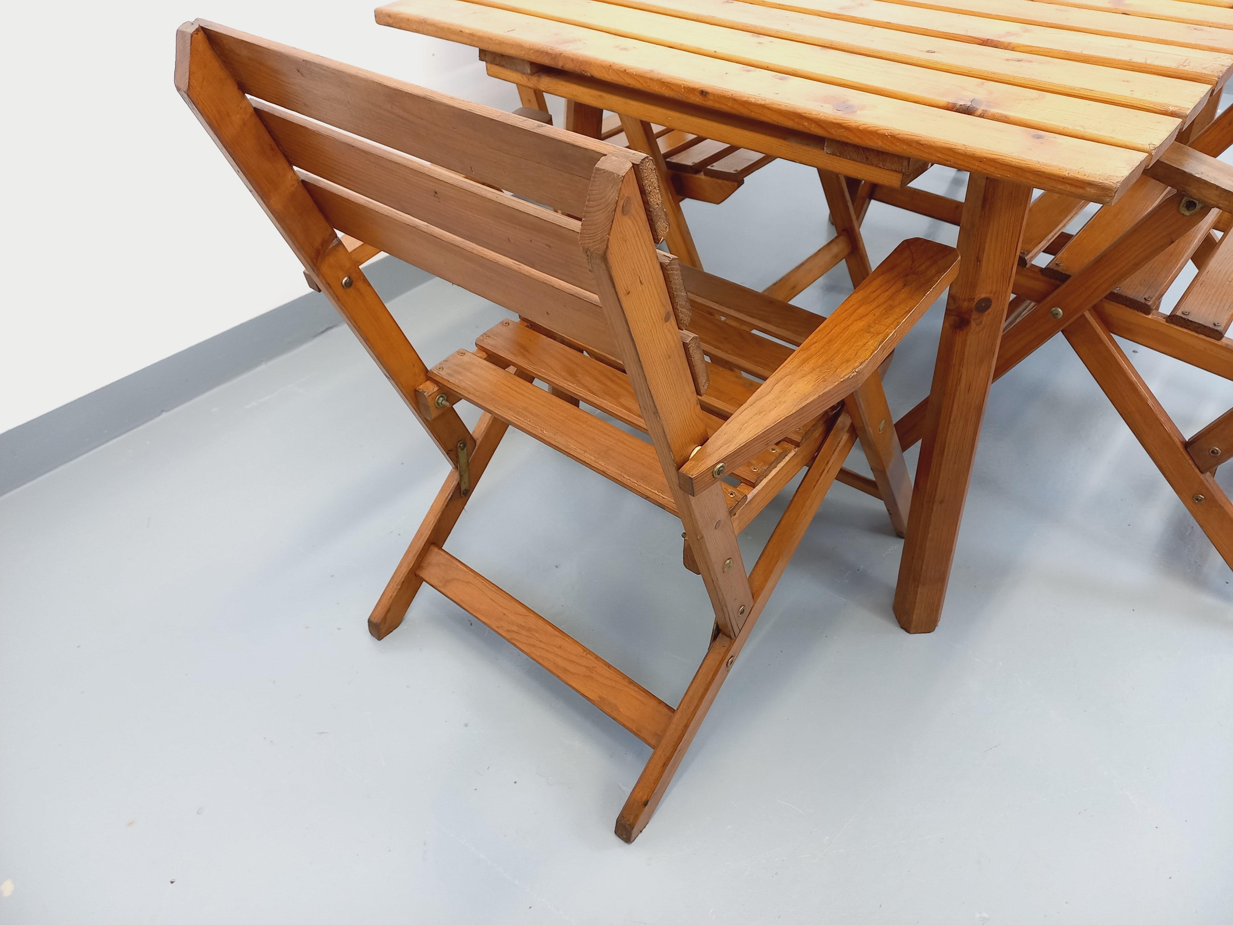 Français Salon de jardin vintage composé d'une table avec rallonges et de 4 fauteuil bois en vente