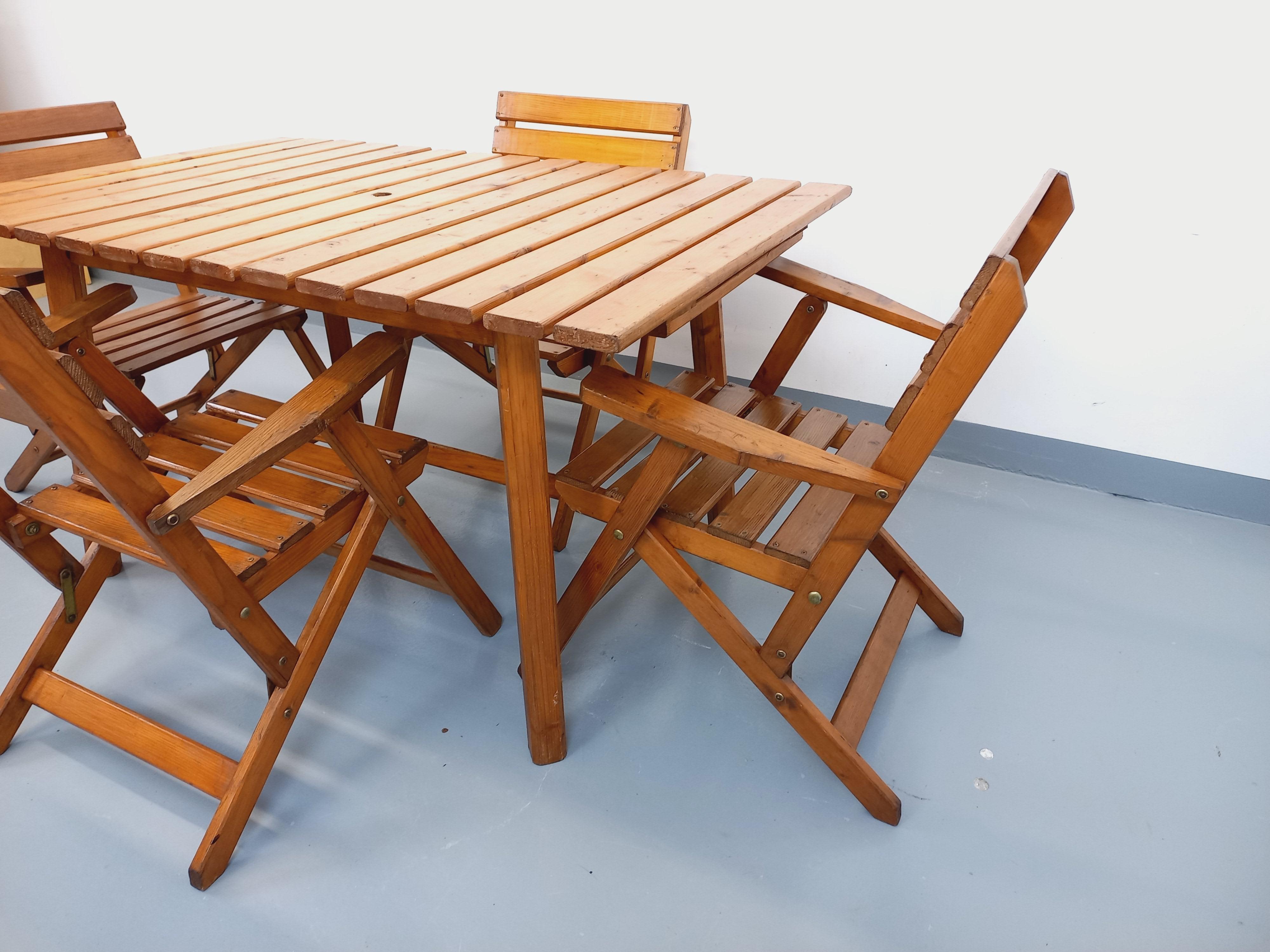 Salon de jardin vintage composé d'une table avec rallonges et de 4 fauteuil bois Bon état - En vente à BESANÇON, FR
