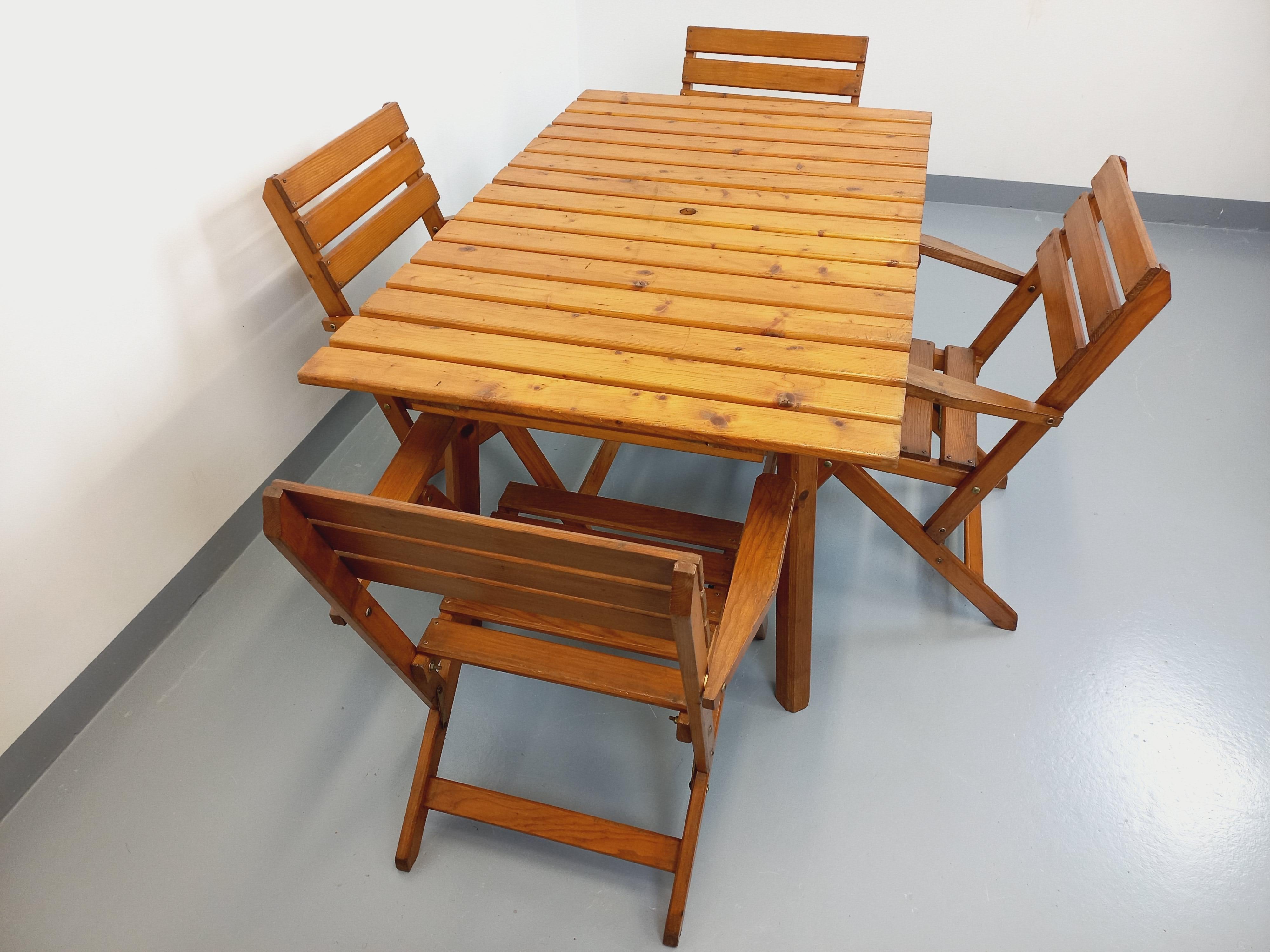 Milieu du XXe siècle Salon de jardin vintage composé d'une table avec rallonges et de 4 fauteuil bois en vente