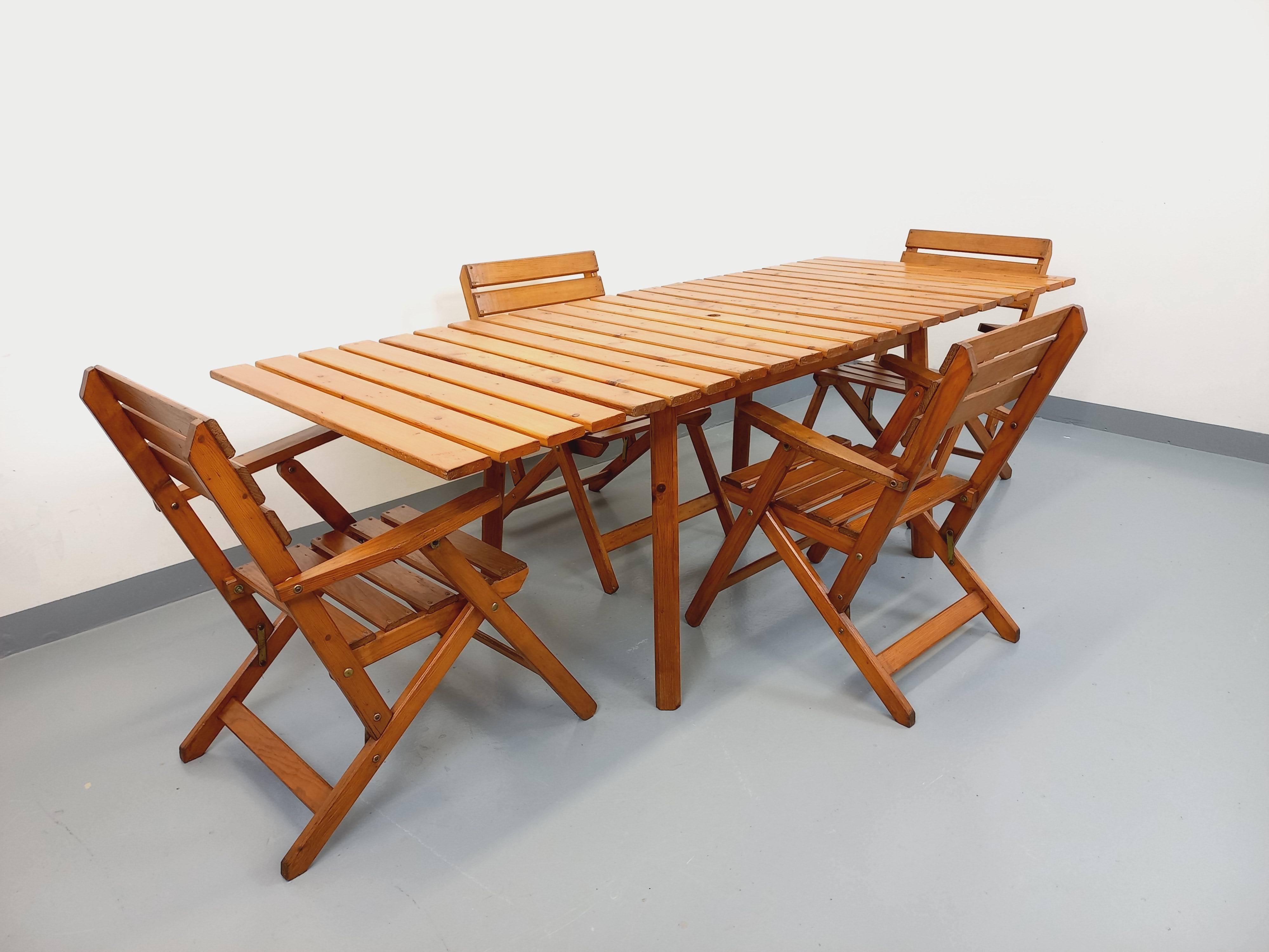 Bois Salon de jardin vintage composé d'une table avec rallonges et de 4 fauteuil bois en vente