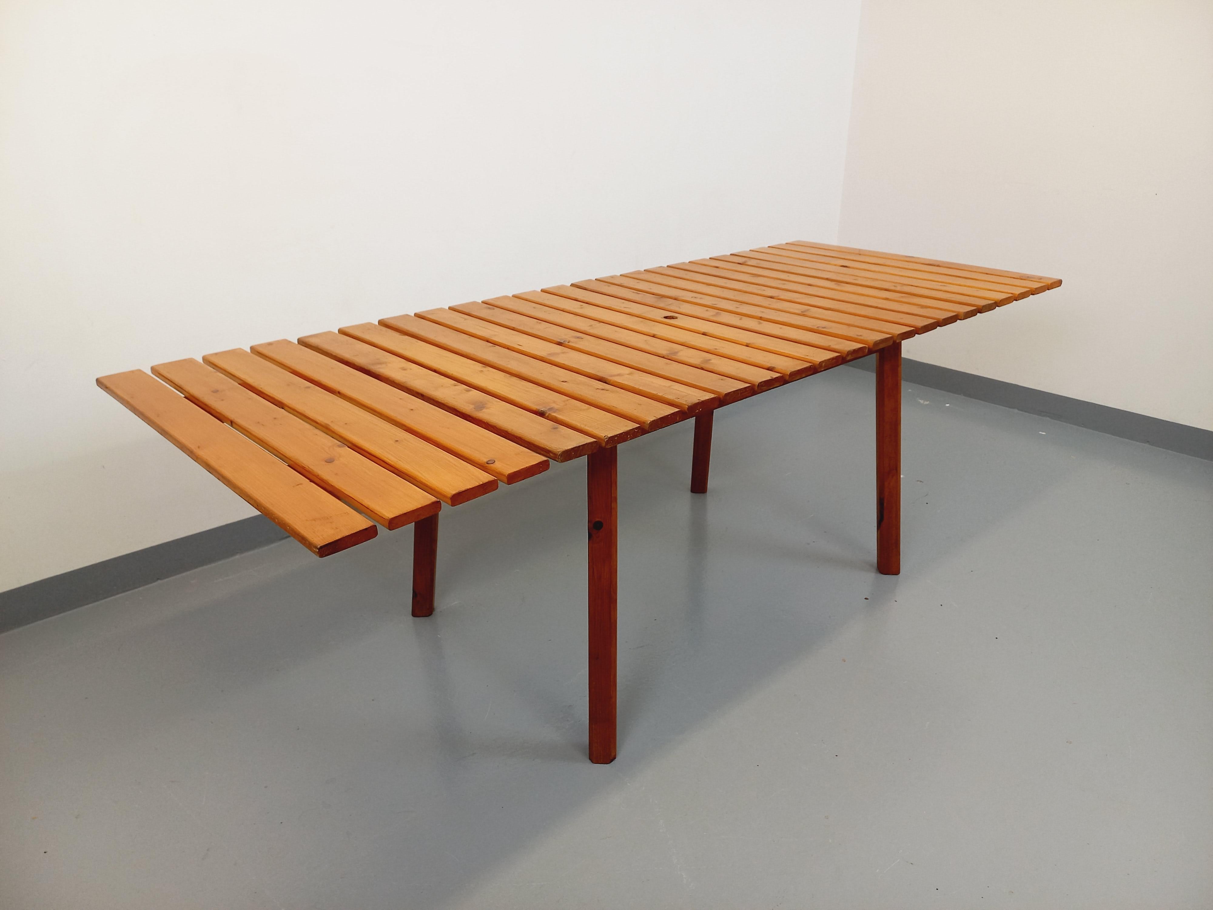 Salon de jardin vintage composé d'une table avec rallonges et de 4 fauteuil bois en vente 1