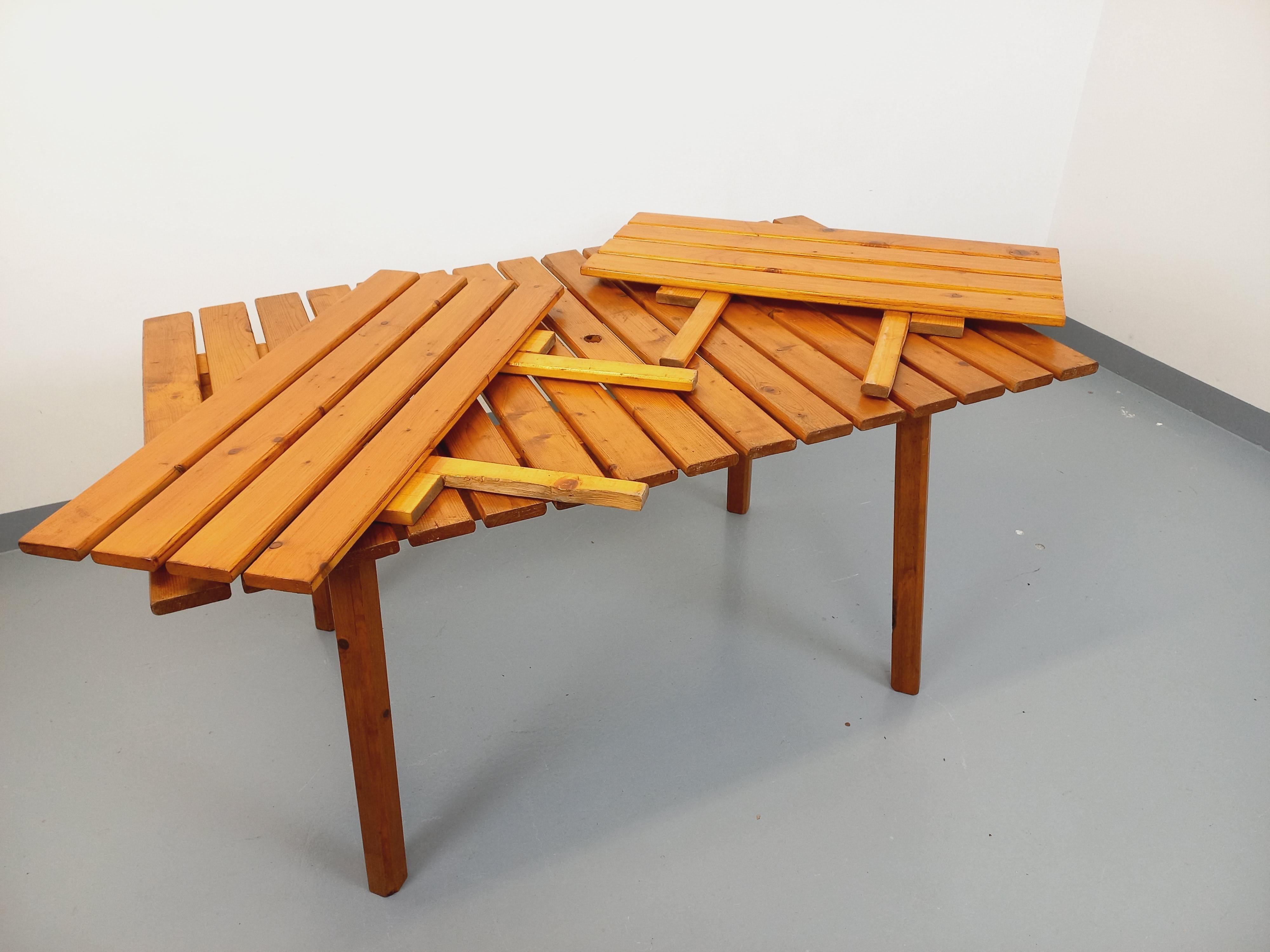 Salon de jardin vintage composé d'une table avec rallonges et de 4 fauteuil bois en vente 2