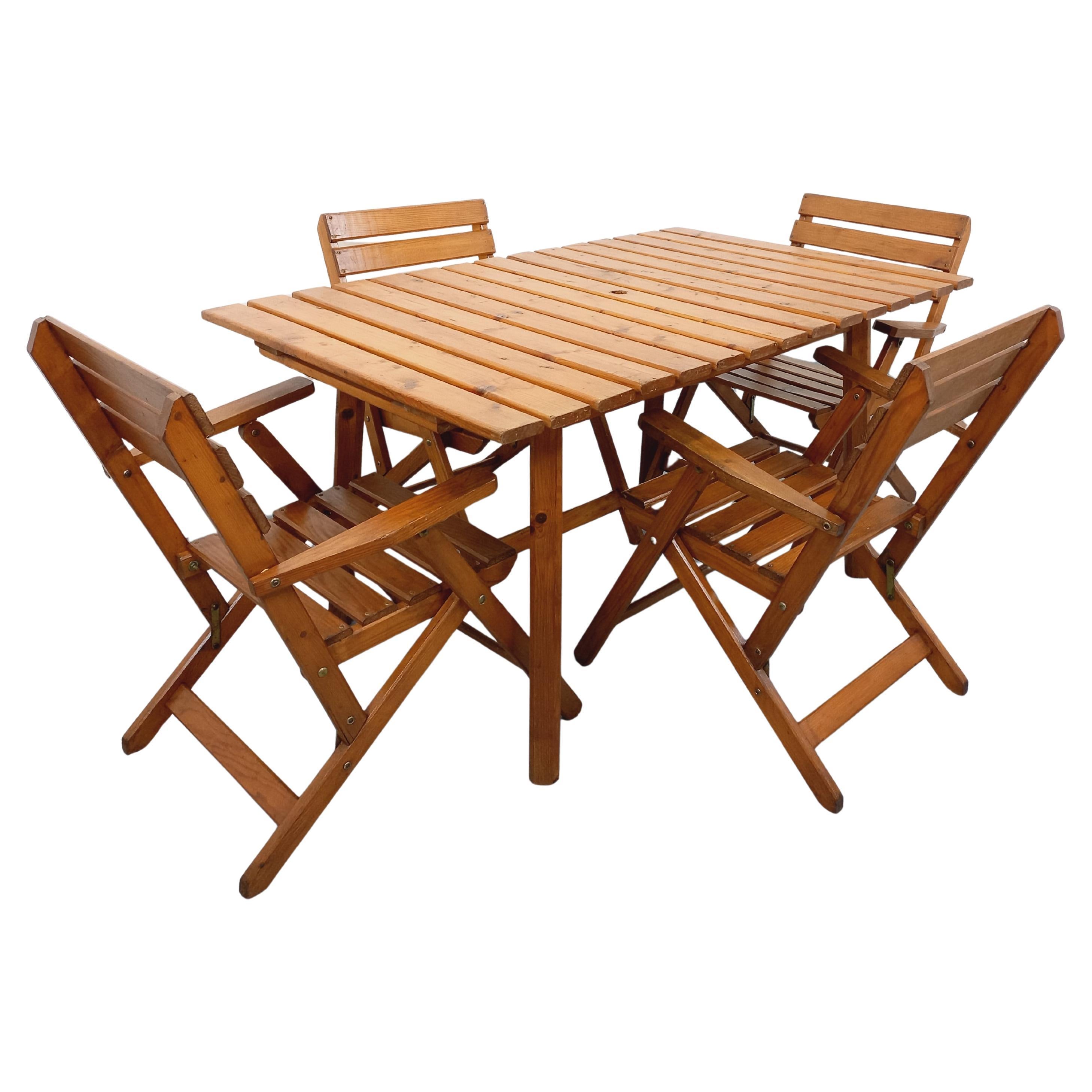 Salon de jardin vintage composé d'une table avec rallonges et de 4 fauteuil bois