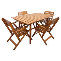 Salon de jardin vintage composé d’une table avec rallonges et de 4 fauteuil bois