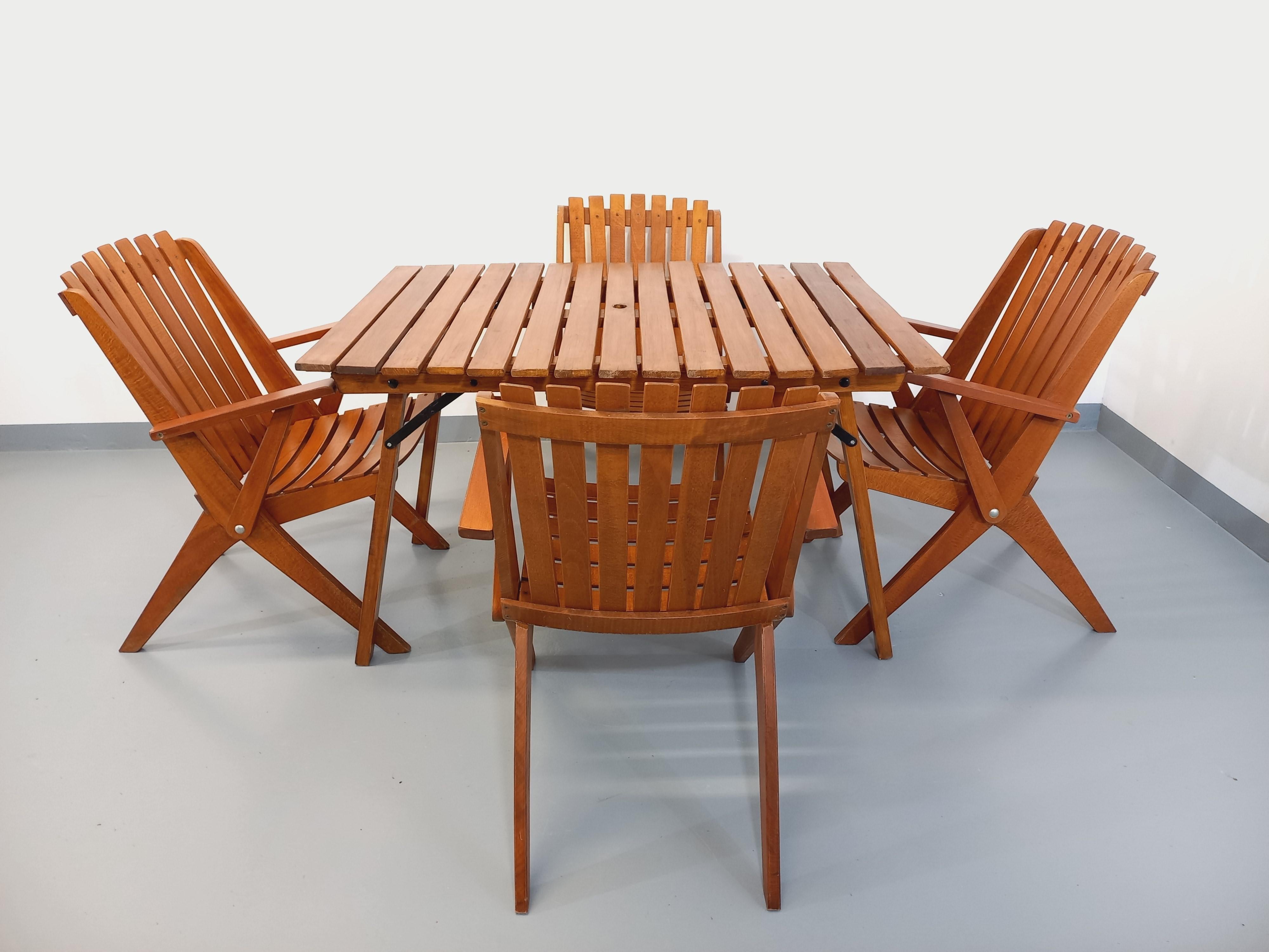 Salon de jardin vintage composé d’une table et de 4 chaises en bois années 60 3