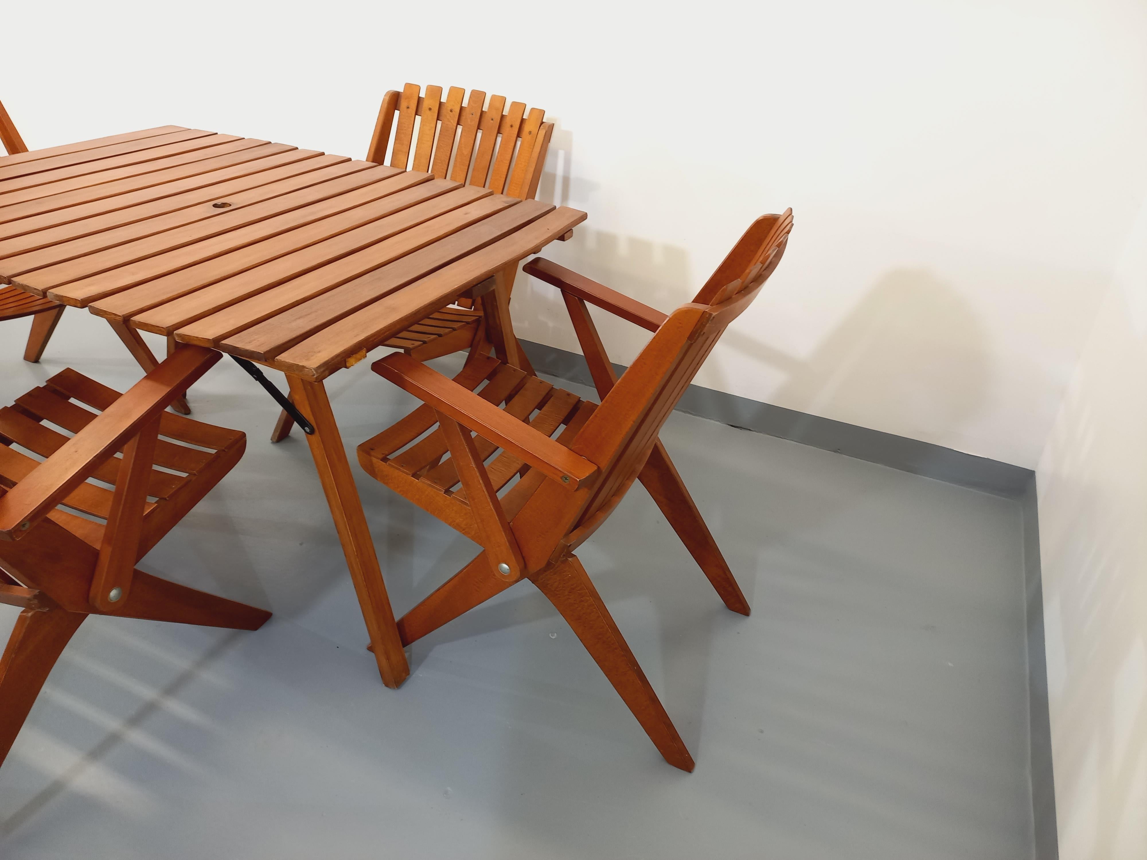 Salon de jardin vintage composé d’une table et de 4 chaises en bois années 60 7