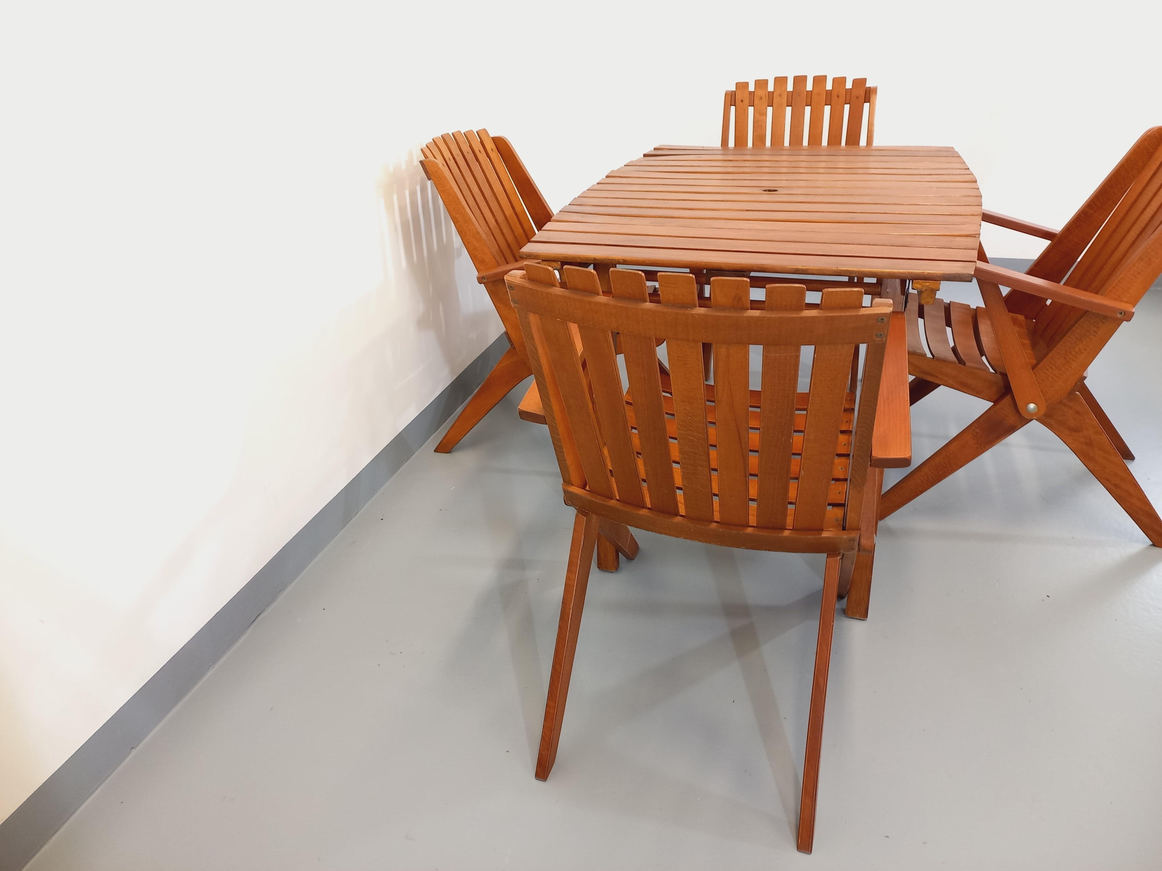 Salon de jardin vintage composé d’une table et de 4 chaises en bois années 60 8