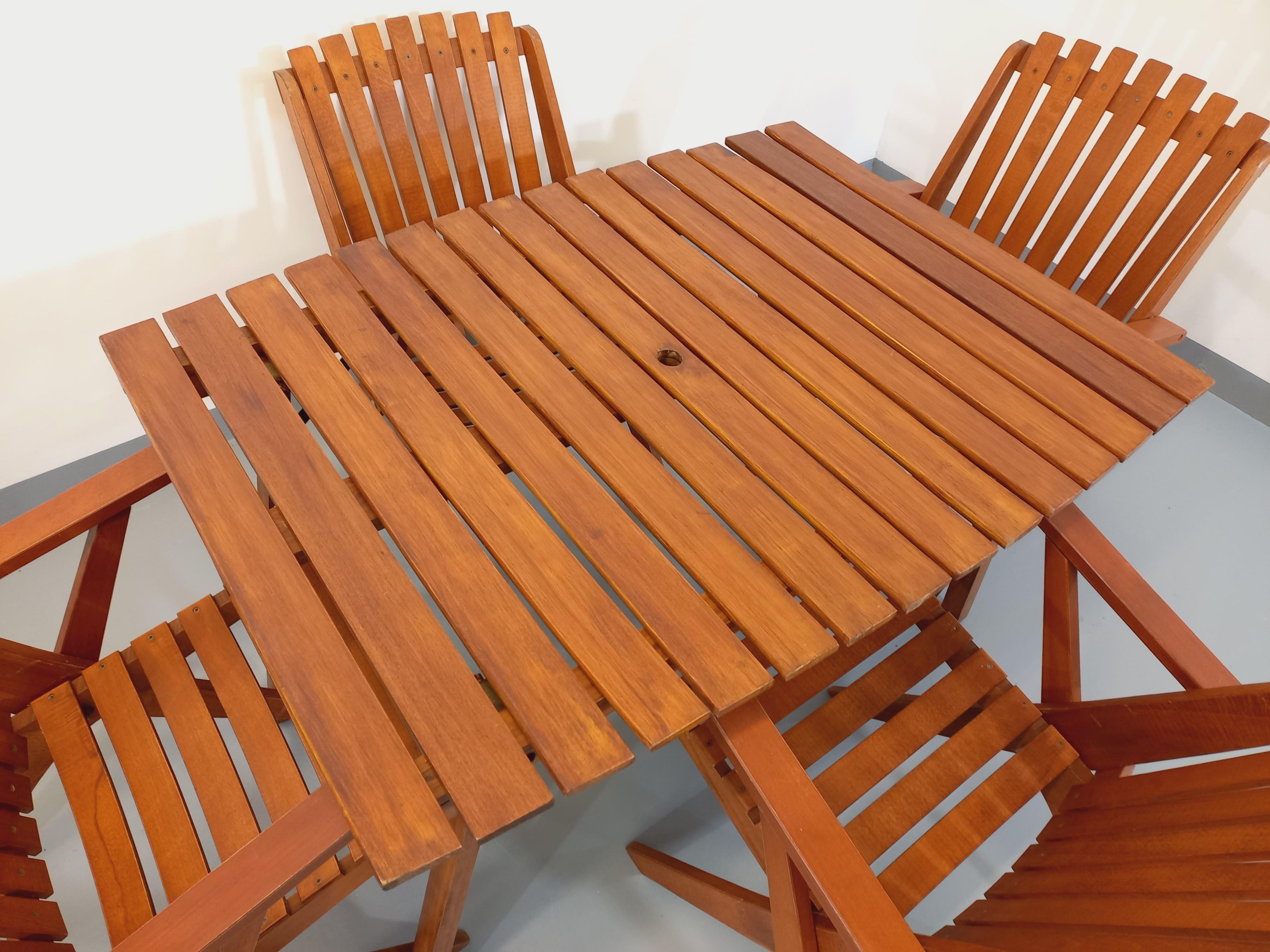 French Salon de jardin vintage composé d’une table et de 4 chaises en bois années 60