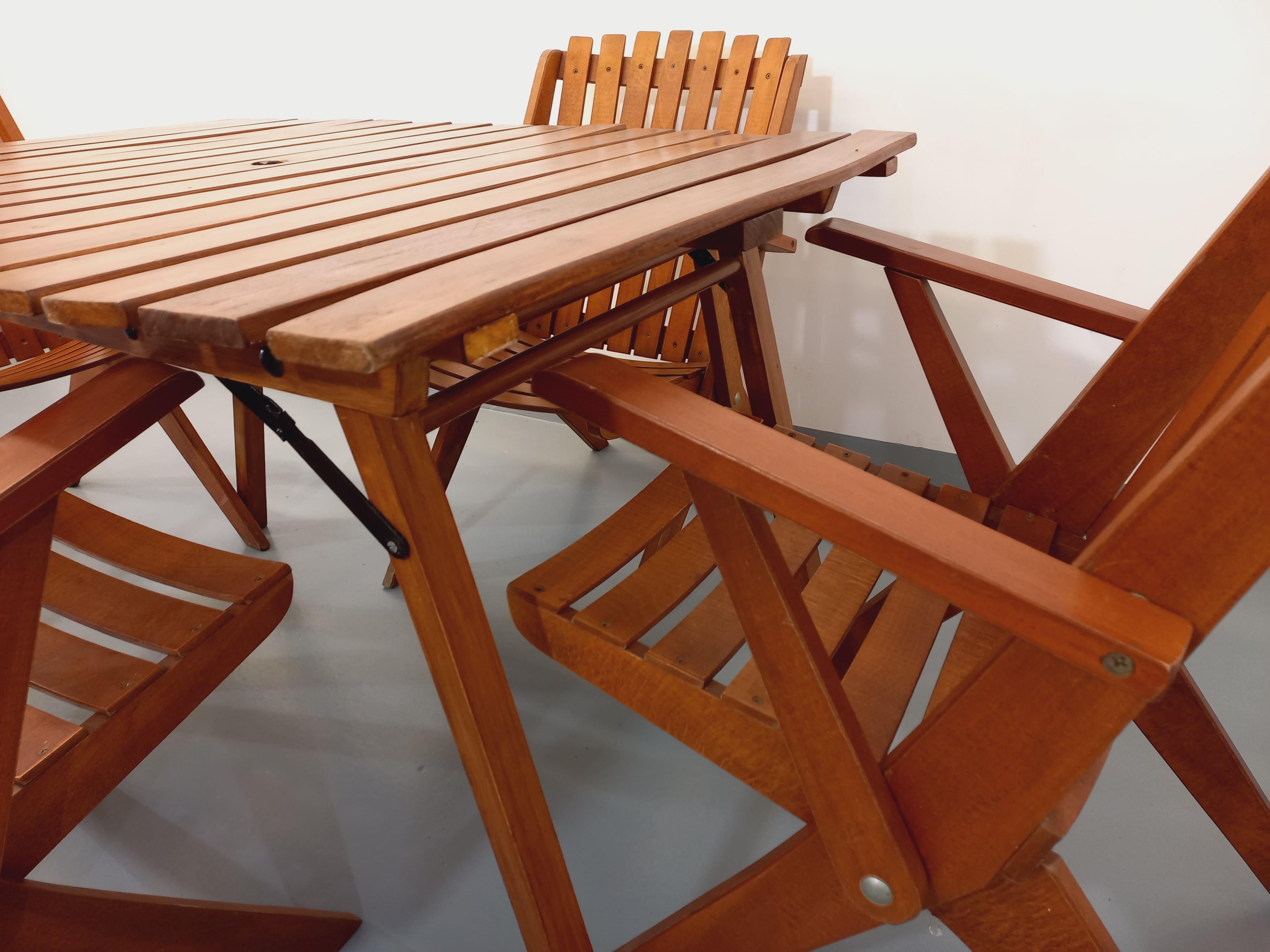 Salon de jardin vintage composé d’une table et de 4 chaises en bois années 60 In Good Condition In BESANÇON, FR