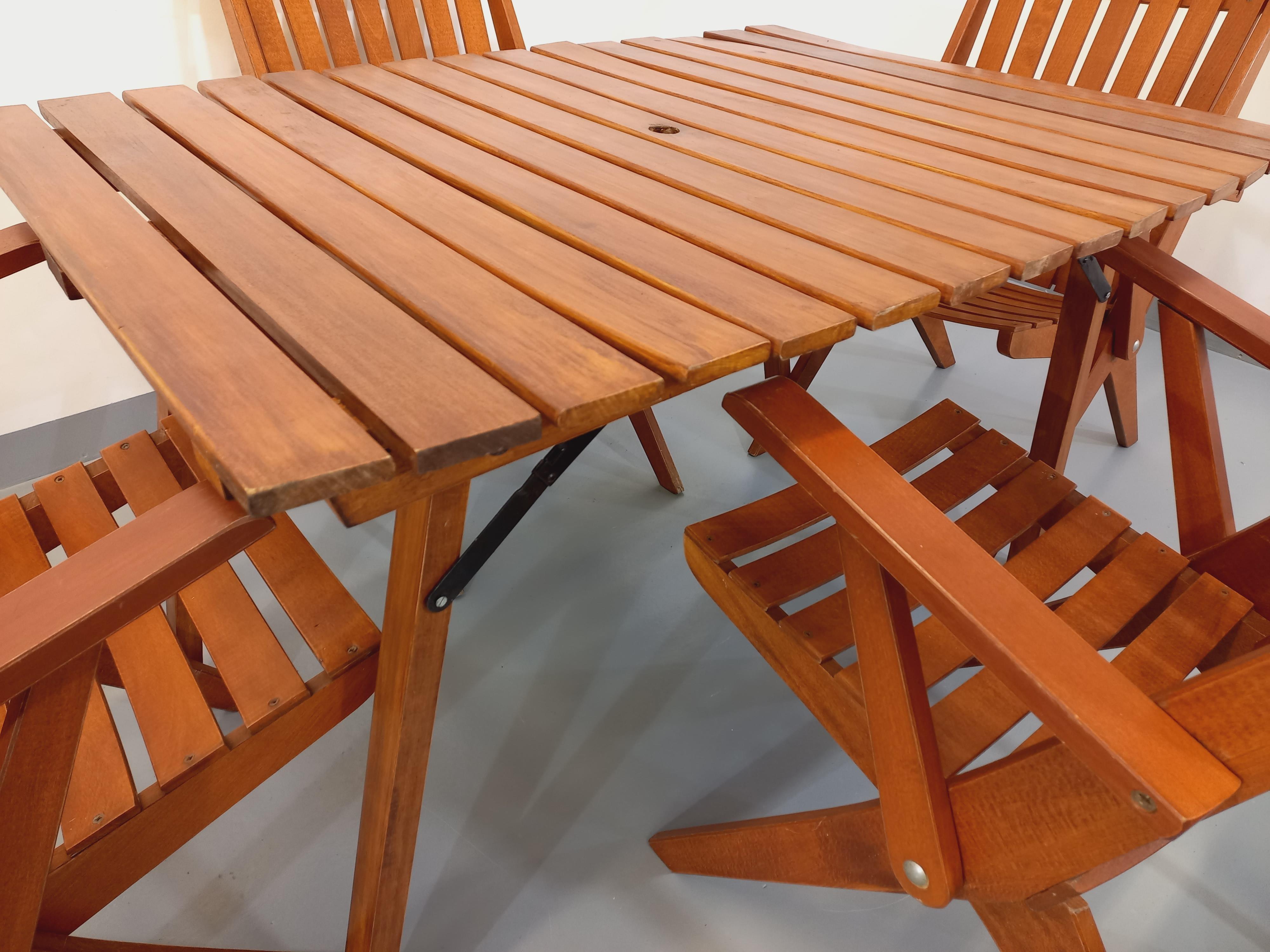 Mid-20th Century Salon de jardin vintage composé d’une table et de 4 chaises en bois années 60