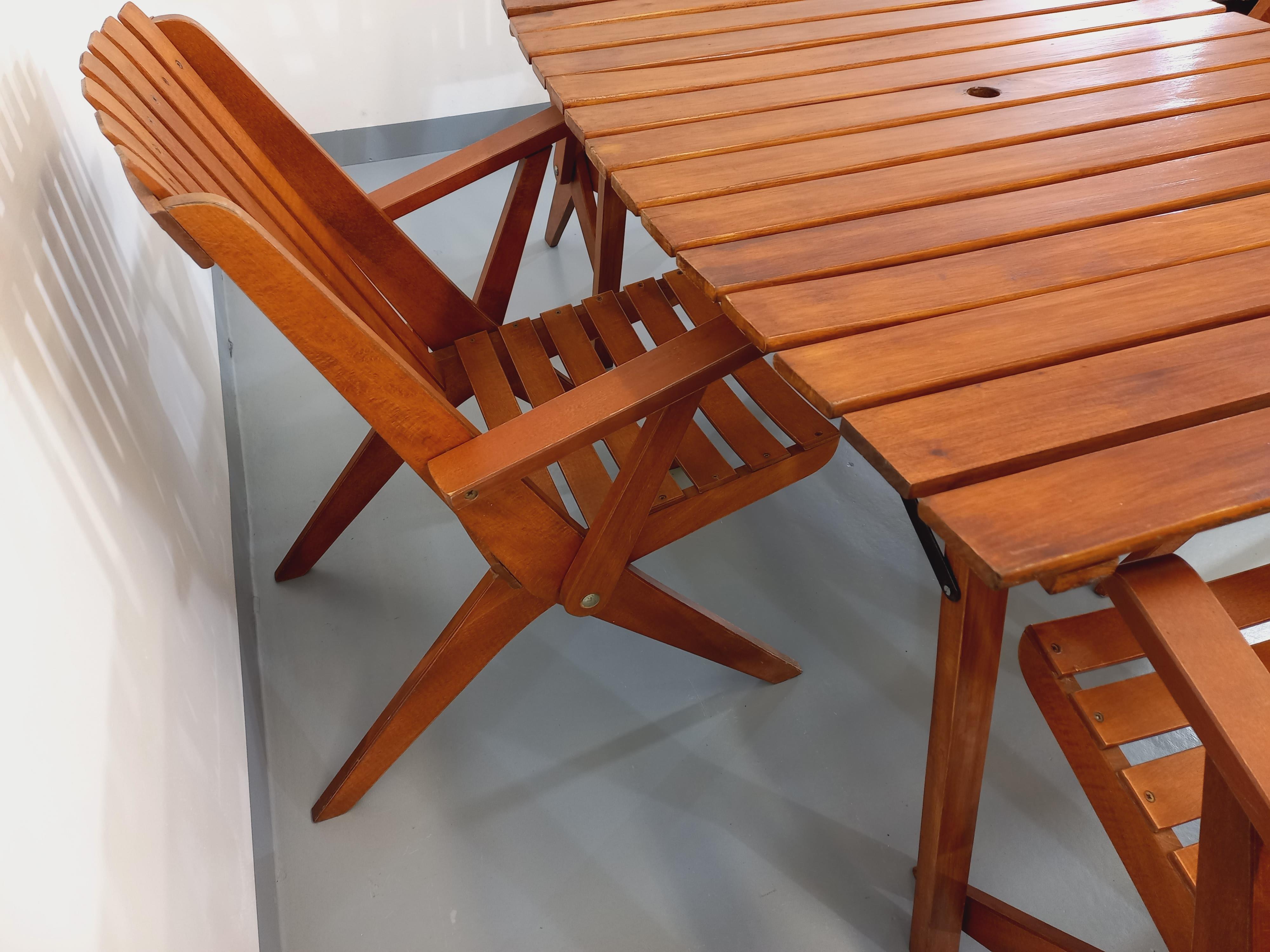 Salon de jardin vintage composé d’une table et de 4 chaises en bois années 60 1