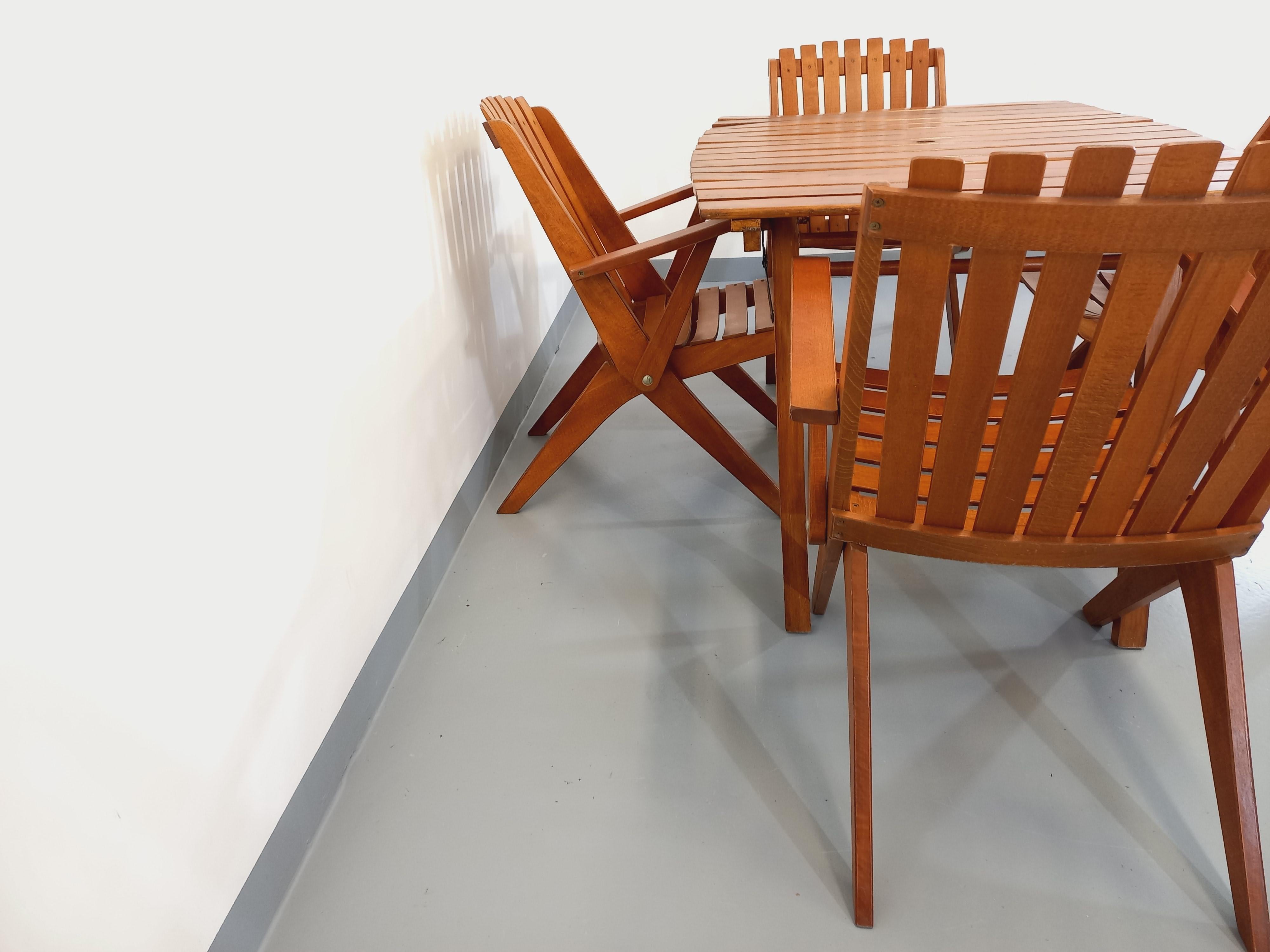 Salon de jardin vintage composé d’une table et de 4 chaises en bois années 60 2