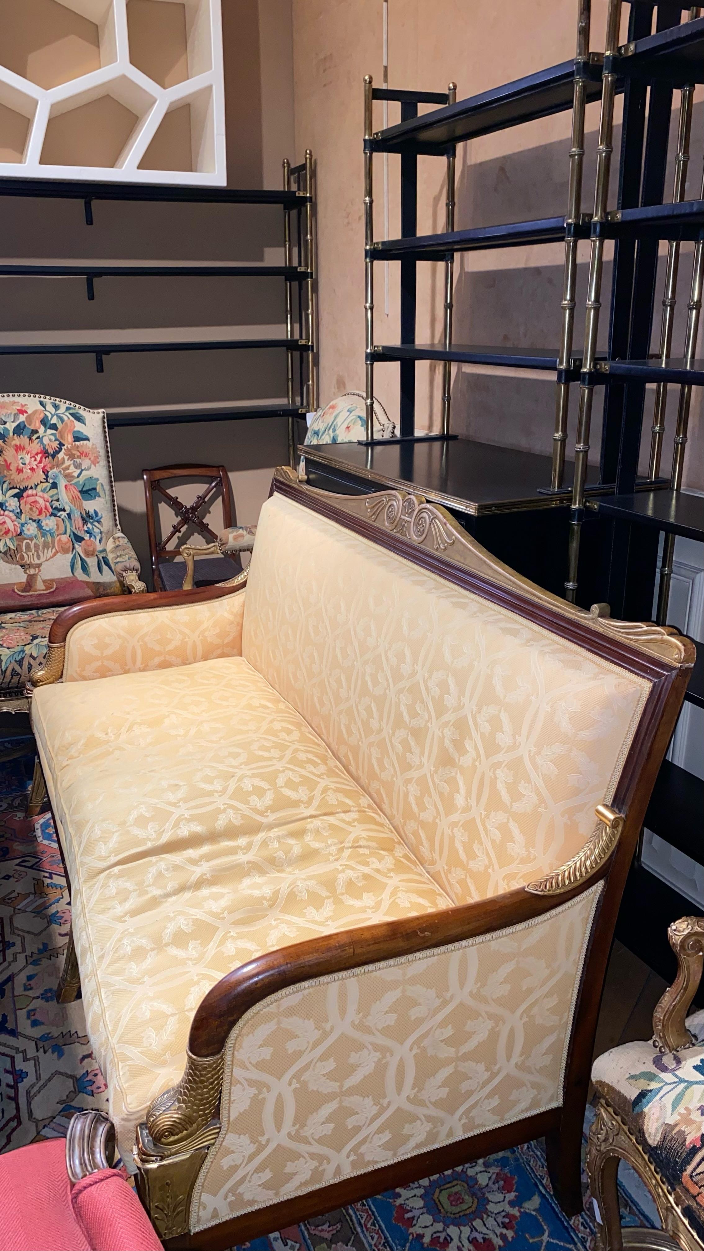 Mobilier de salon en acajou et bois doré, comprenant quatre chaises, quatre fauteuils, deux bergères et un canapé.

4 Chaises : Hauteur : 91 cm – Largeur : 49 cm – Profondeur : 38 cm 
4 Fauteuils : Hauteur : 97,5 cm – Largeur : 63,5 cm – Profondeur