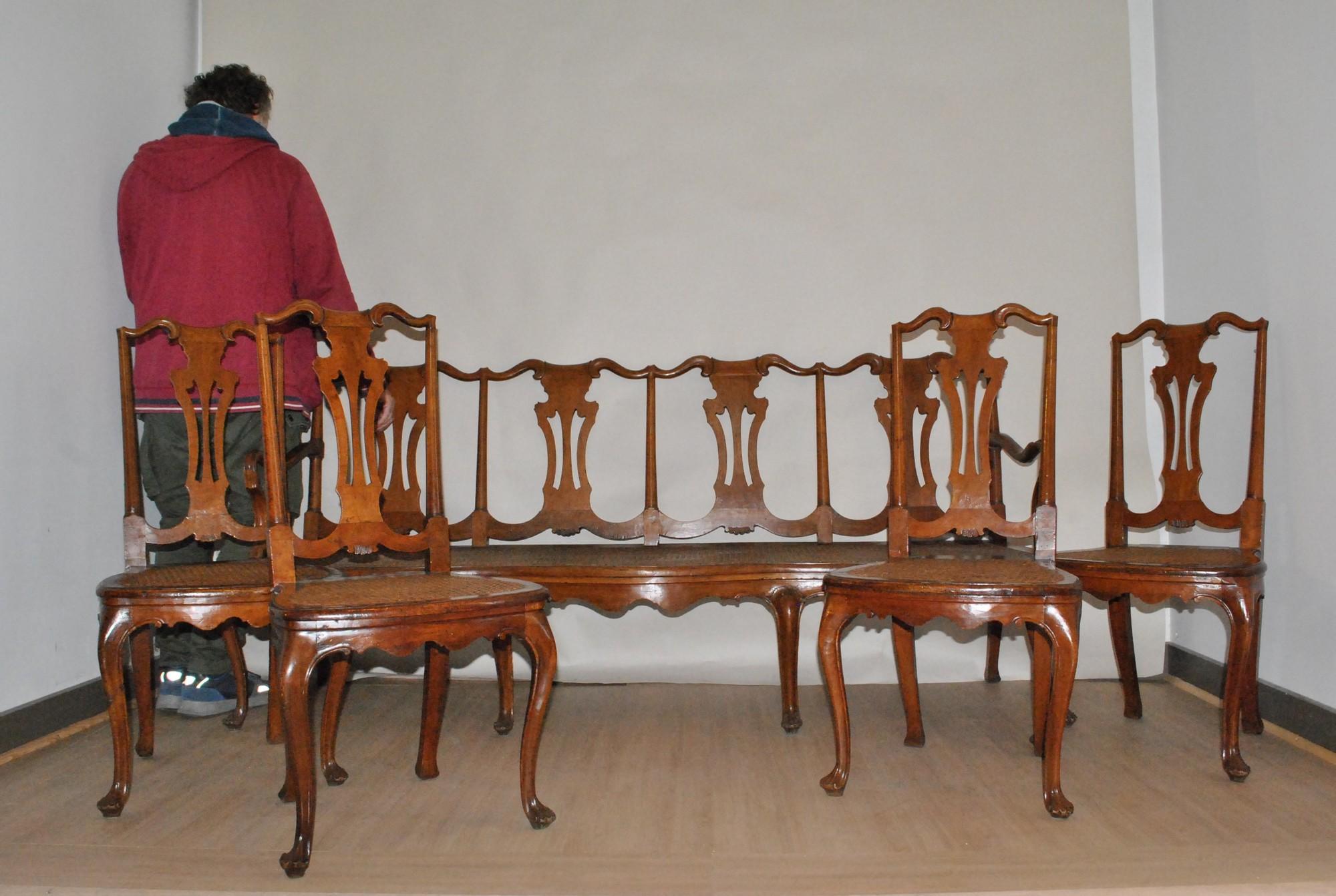 Salon set consisting of a 4-seater bench and 4 chairs, in carved walnut and caning

Very elegant Venetian work from the 18th century

The caning is in perfect condition, some old restorations (including 1 front foot and 1 back foot of the