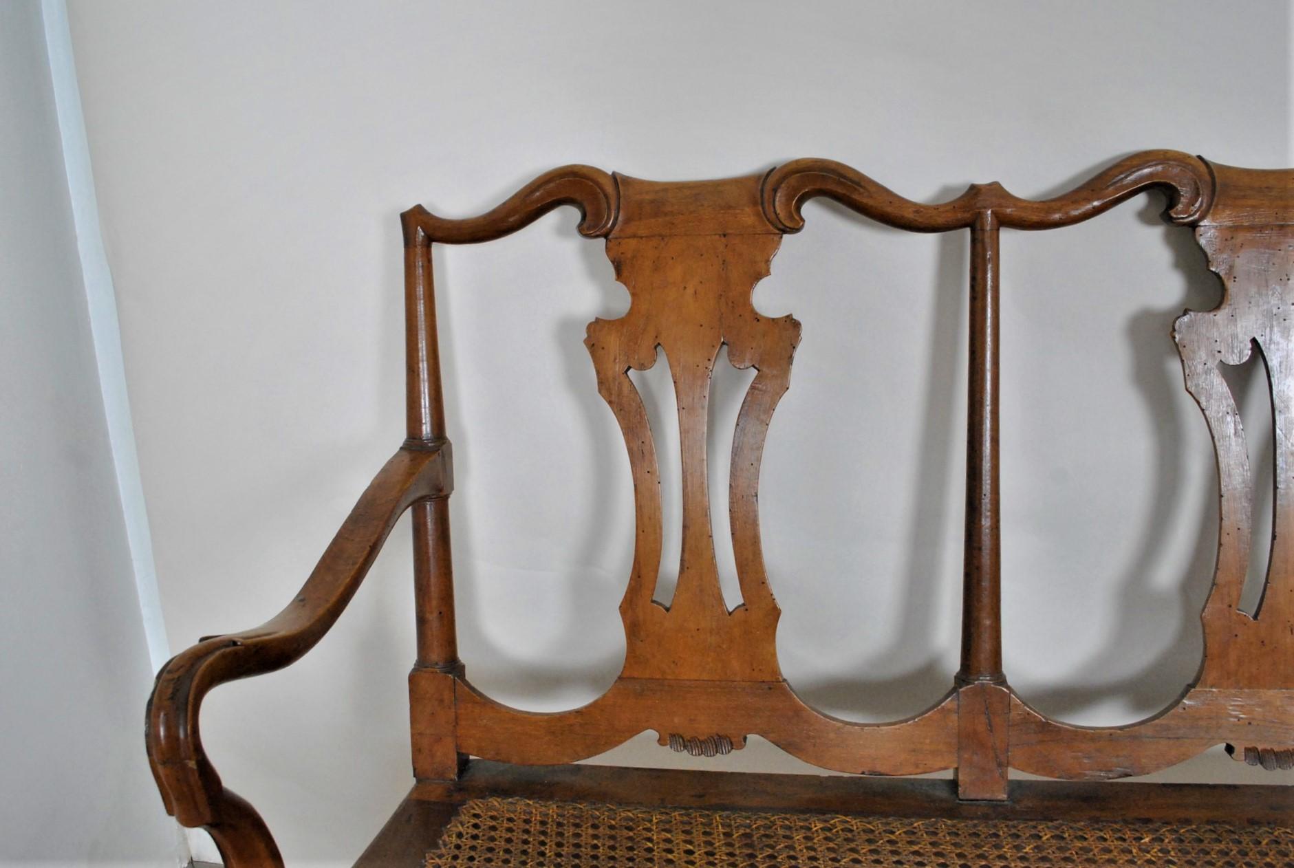Salon Set 1 Sofa 4 Chairs in Walnut, Venice XVIIIth Century In Good Condition In MARSEILLE, FR