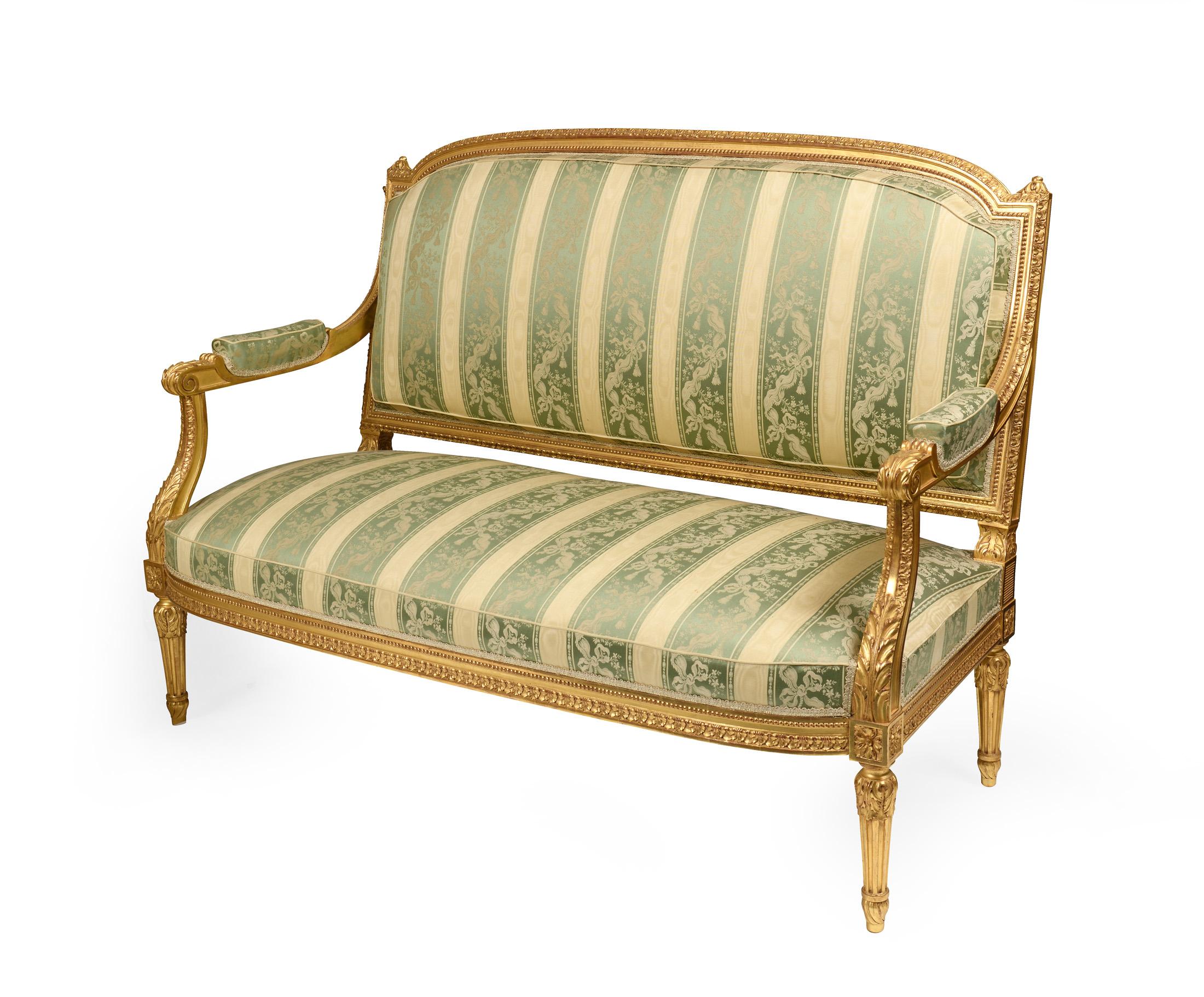 C'est le très haut de gamme pour un ensemble de salon comprenant un canapé et 4 fauteuils dans le style de Louis XVI ,Cet ensemble de salon a été tapissé exactement de la même manière que ce qu'ils ont fait dans le château de Versailles à cette