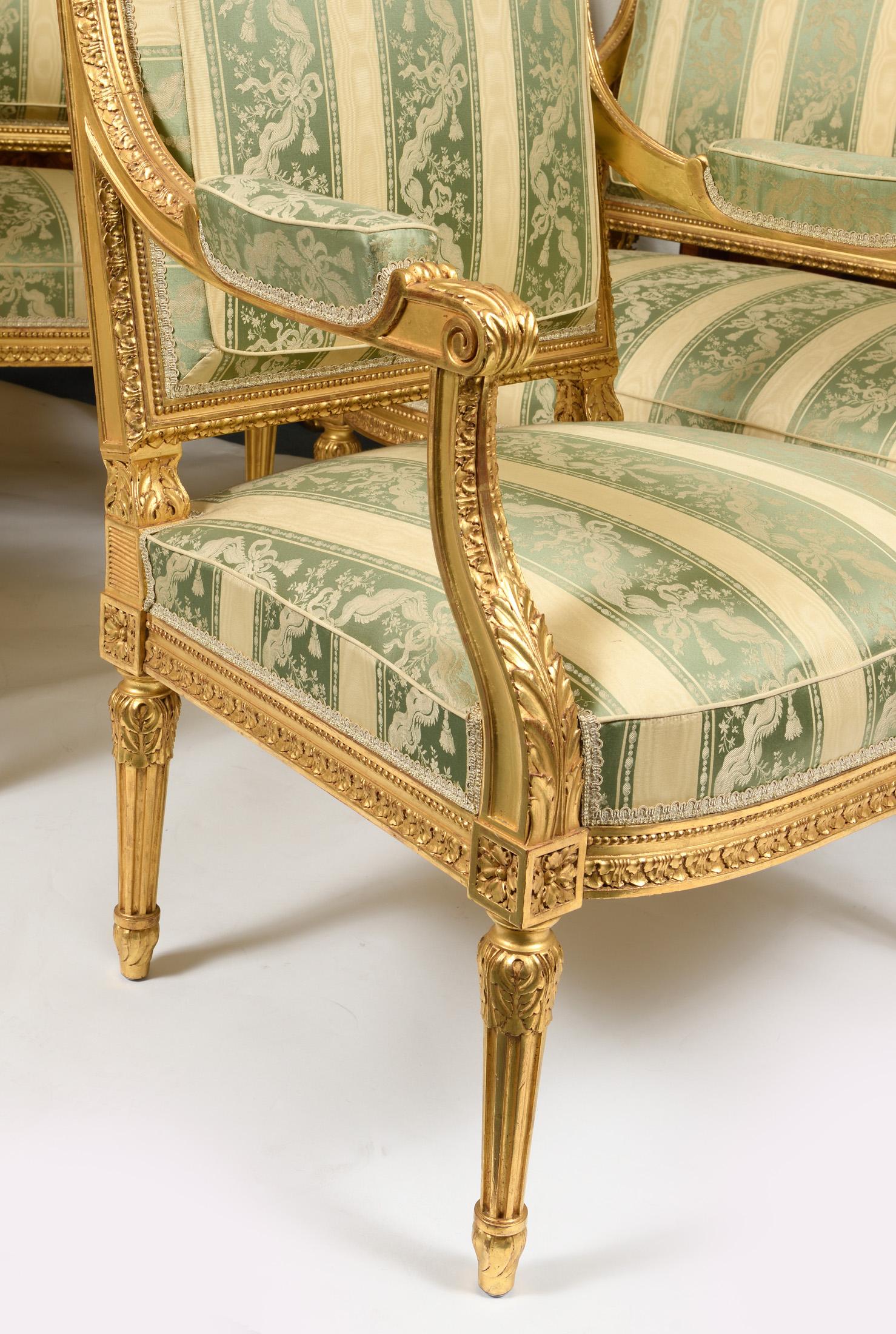 Conjunto de salón compuesto por un sofá y 4 sillones de madera dorada estilo Luis XVI Francés en venta