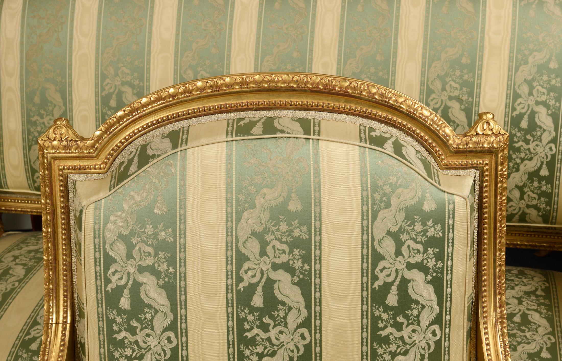 Ensemble de salon comprenant un canapé et 4 fauteuils en bois doré de style Louis XVI Bon état - En vente à Los Angeles, CA