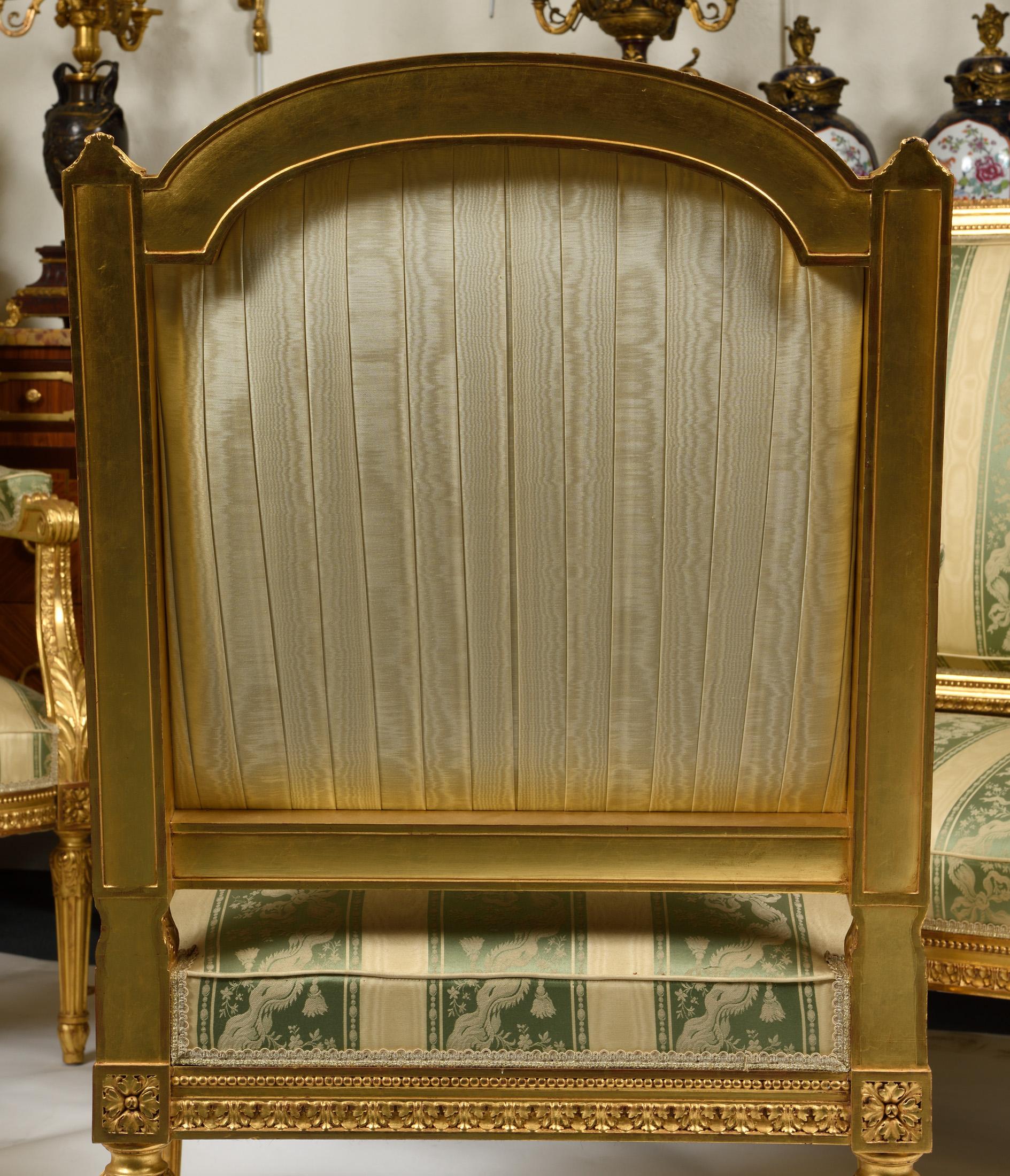 Début du 20ème siècle Ensemble de salon comprenant un canapé et 4 fauteuils en bois doré de style Louis XVI en vente
