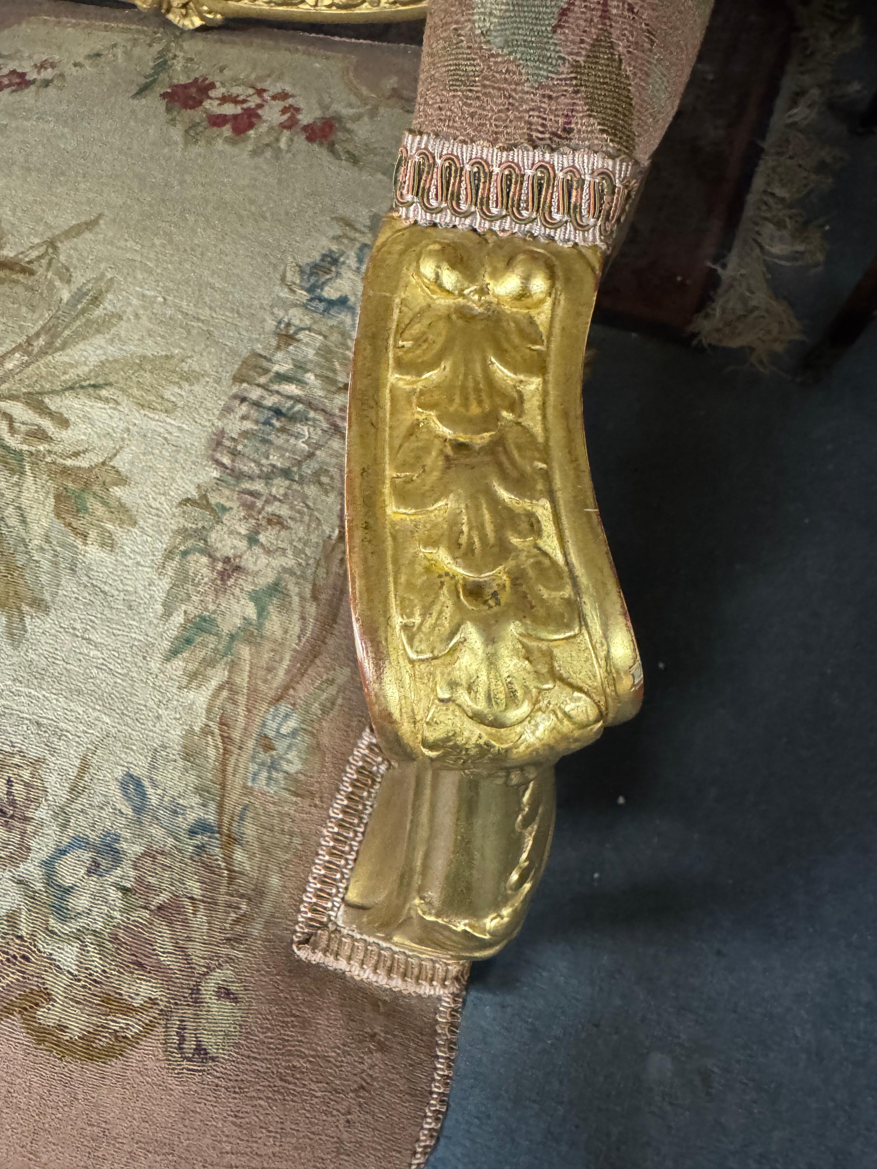 Set da salotto composto da un divano e sei poltrone in vendita 3