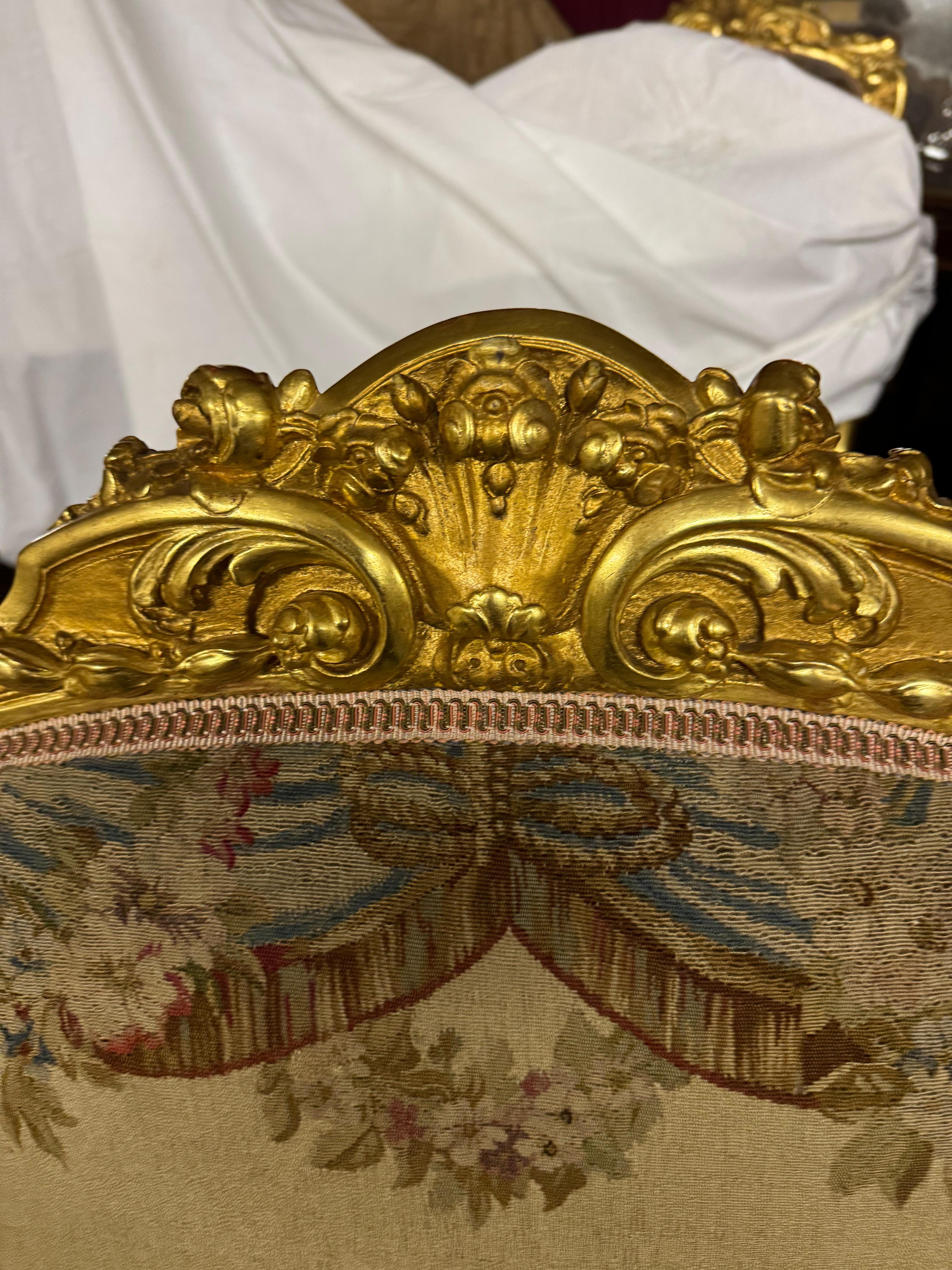 Set da salotto composto da un divano e sei poltrone in vendita 4