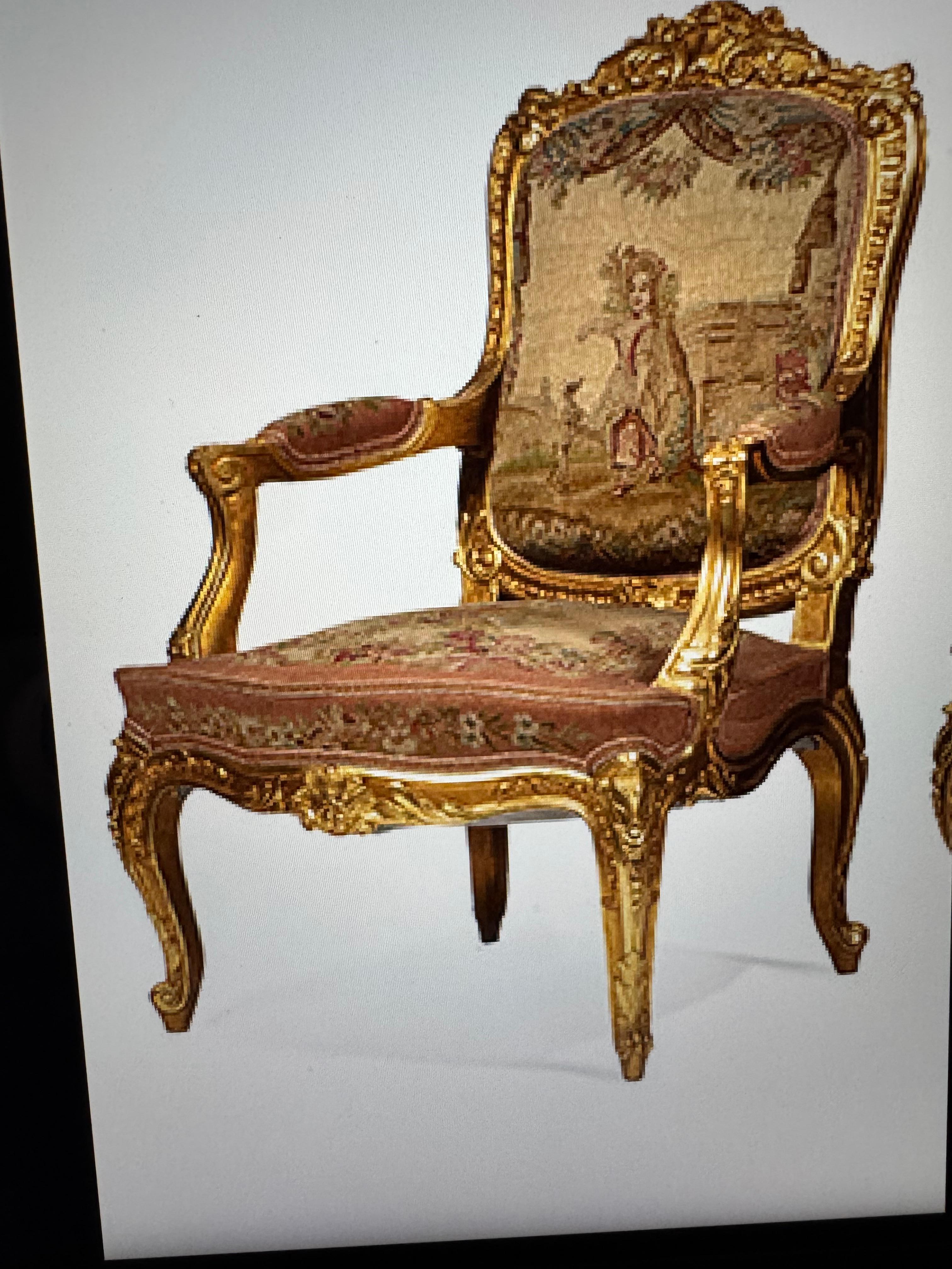 Superbo e raro salotto in stile napoleonico con tappezzeria Aubusson che comprende sei poltrone e un divano 
Il divano raffigura una scena di picnic di questo periodo in cui i bambini giocano e ballano guardati a vista.
I genitori e un cane sullo