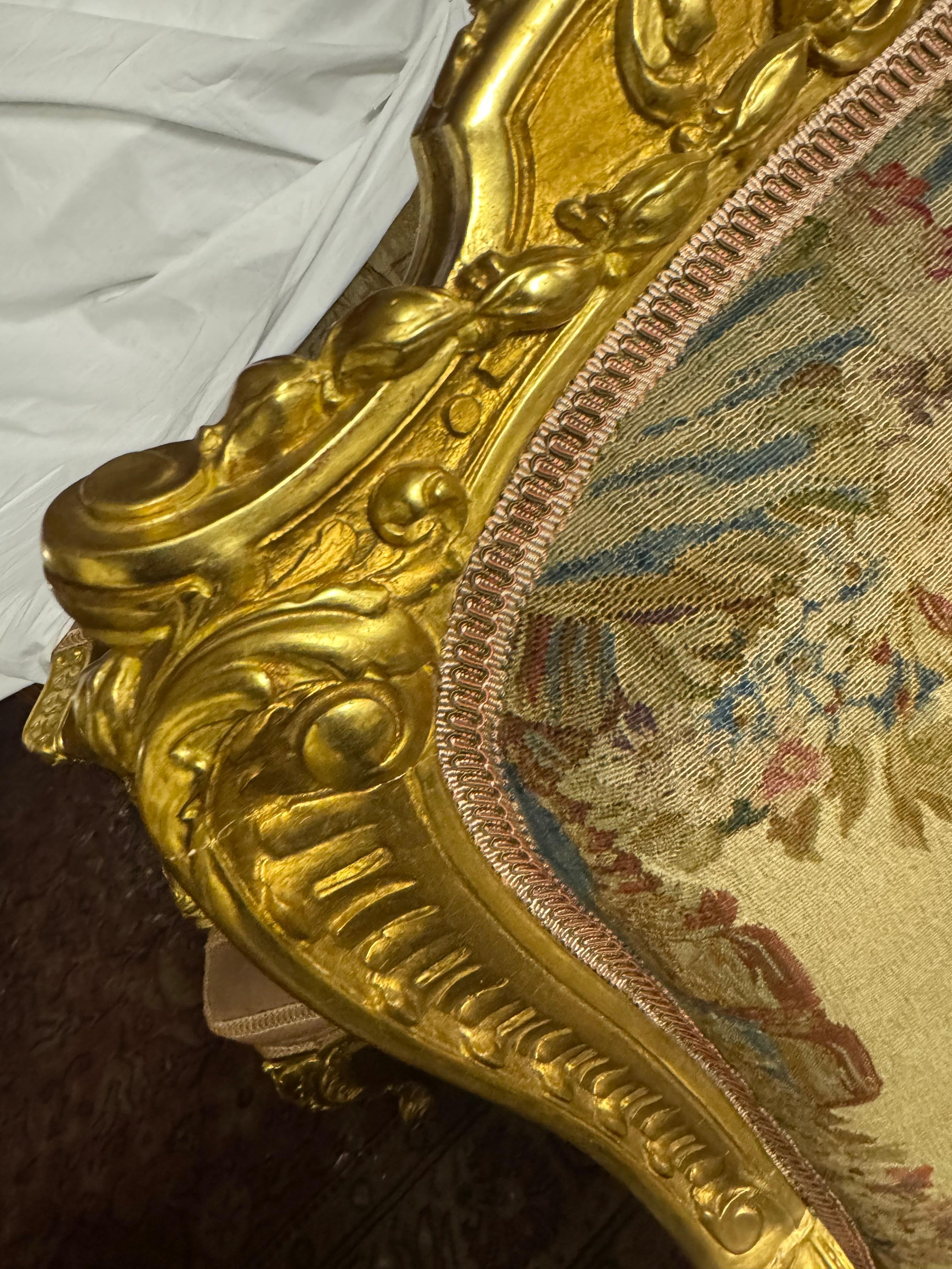 Set da salotto composto da un divano e sei poltrone in vendita 1