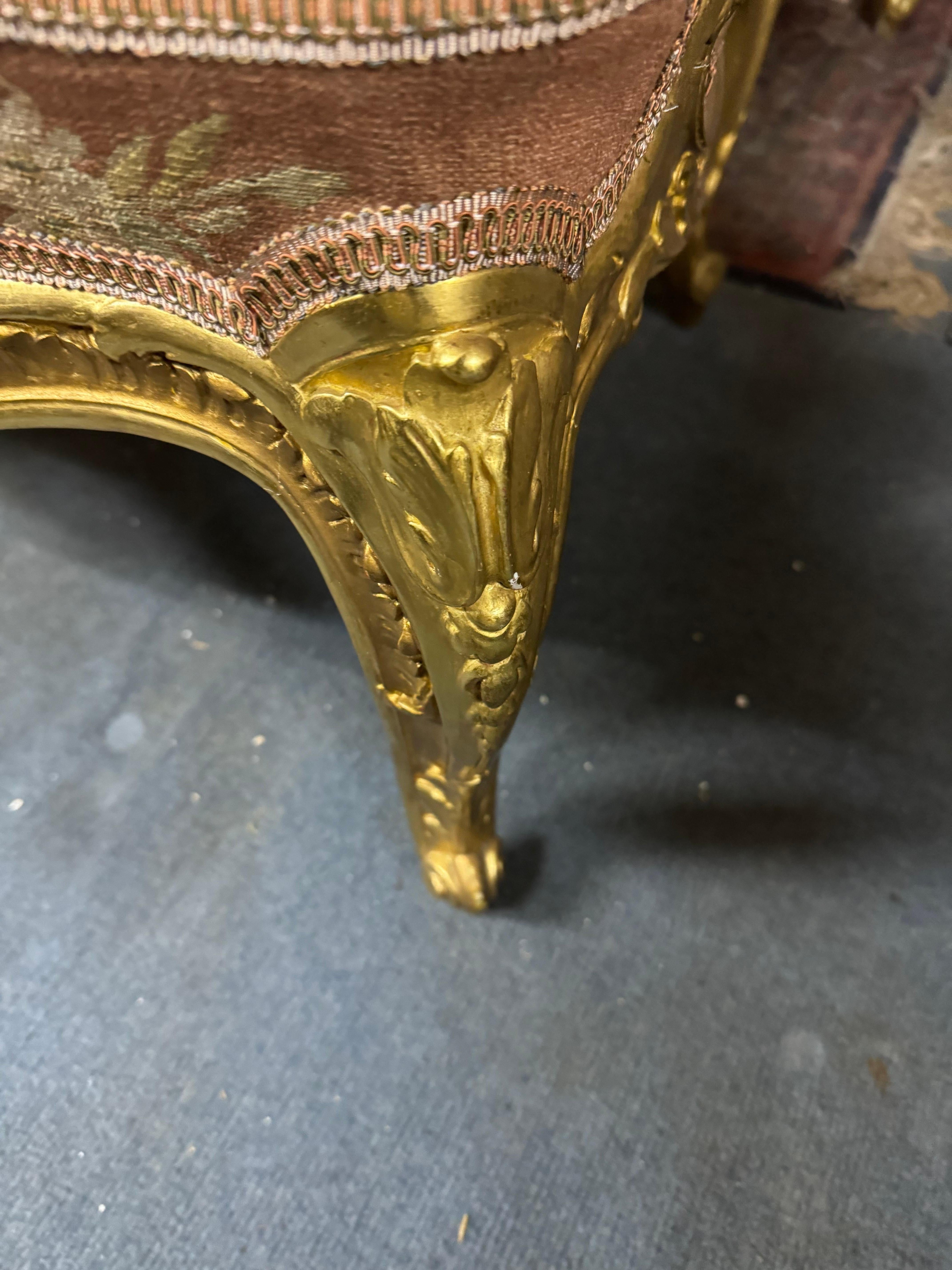 Set da salotto composto da un divano e sei poltrone in vendita 2