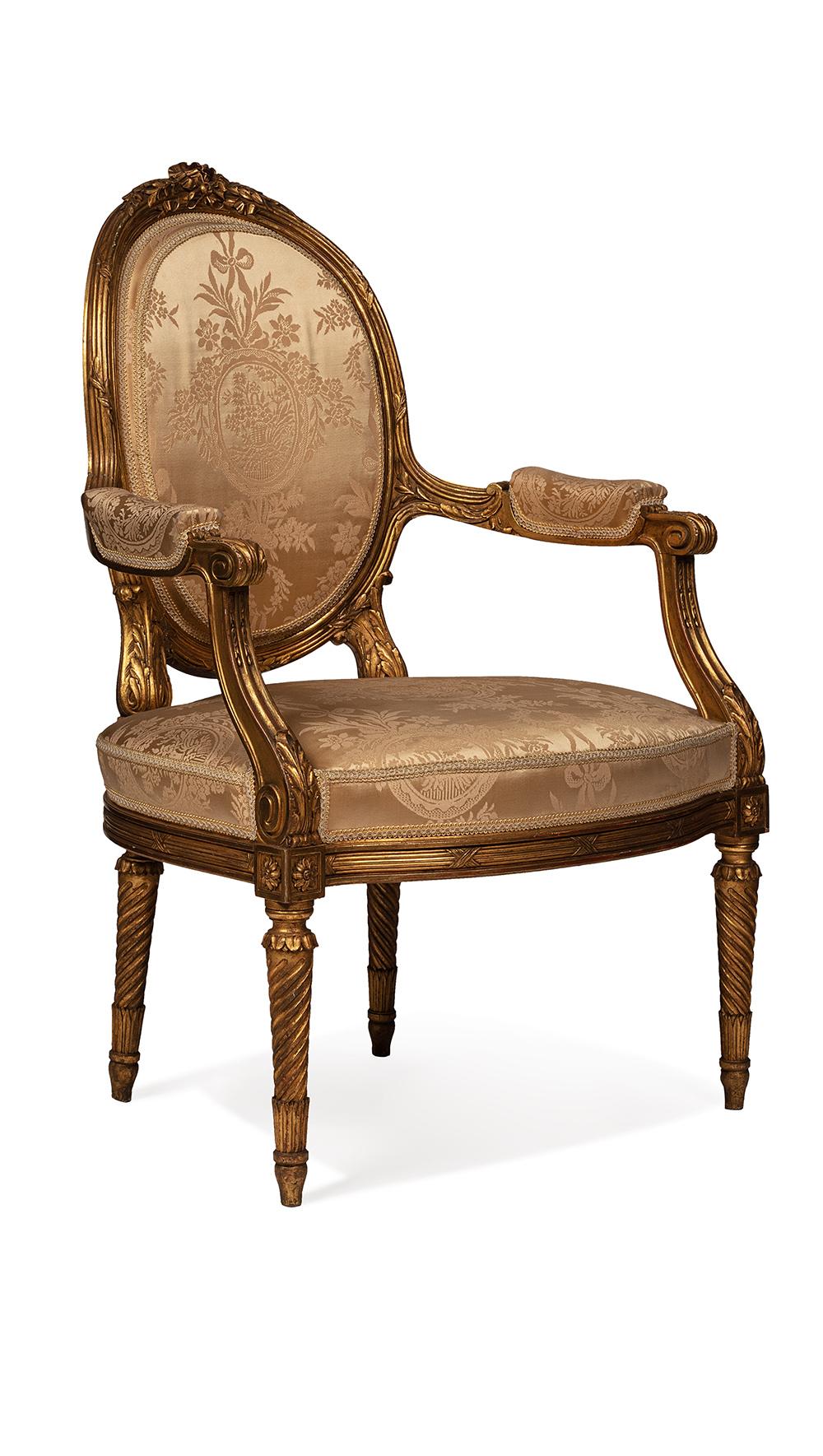 Un magnifique salon de style louis XVI en bois doré comprenant quatre fauteuils
et un canapé, modèle exceptionnel d'après le célèbre ébéniste jean batpiste sene
spécialiste des sièges
cet ensemble salon appel salon avec des pieds tournés prouve