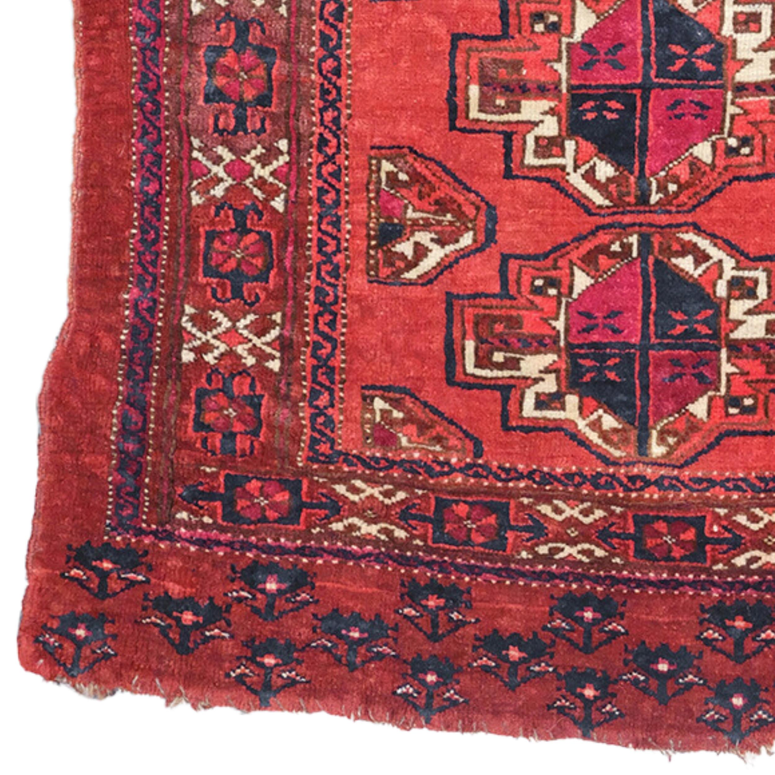 Frühes 19. Jahrhundert Turkoman Salor Tschowal

Dieser antike Sackleinen-Teppich von Salor ist ein seltenes Stück aus dem frühen 19. Jahrhundert. Geometrische Muster und Motive, gestickt auf rotem Grund, verraten die Originalität und das
