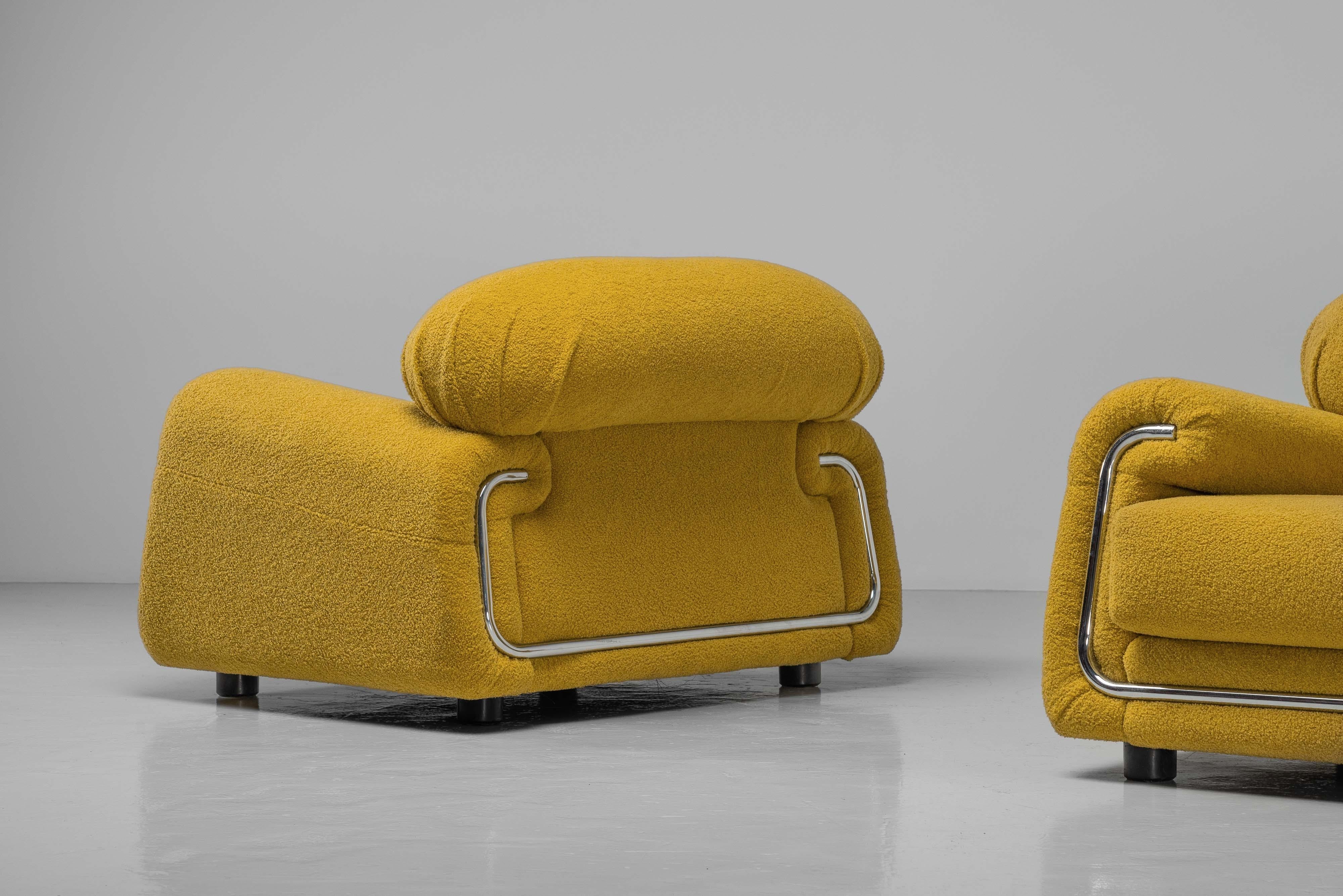 Dieses Paar Loungesessel, das in den 1970er Jahren von der Gruppo Industriale Salotti B&T in Italien hergestellt wurde, verbindet auf perfekte Weise kühnes Design mit höchstem Komfort. Ihre markante, wuchtige Form ist ein starkes optisches