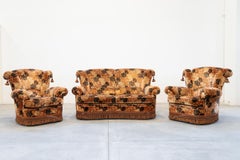 Sitting room composed of 3-seater sofa and 2 armchairs, 1970s Baroque style.
