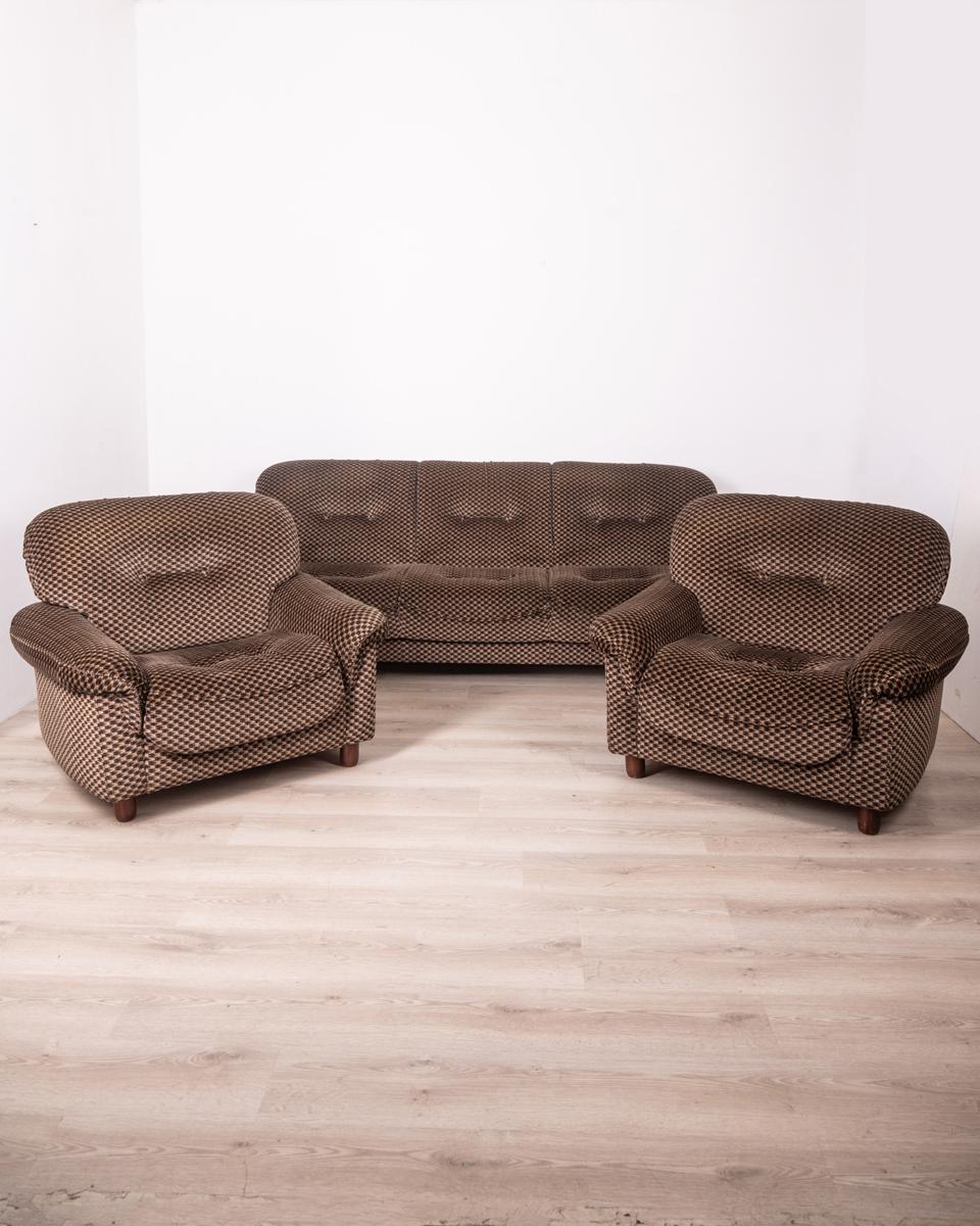 Living room sofa and pair of vintage 1970s armchairs in Italian design fabric For Sale 4