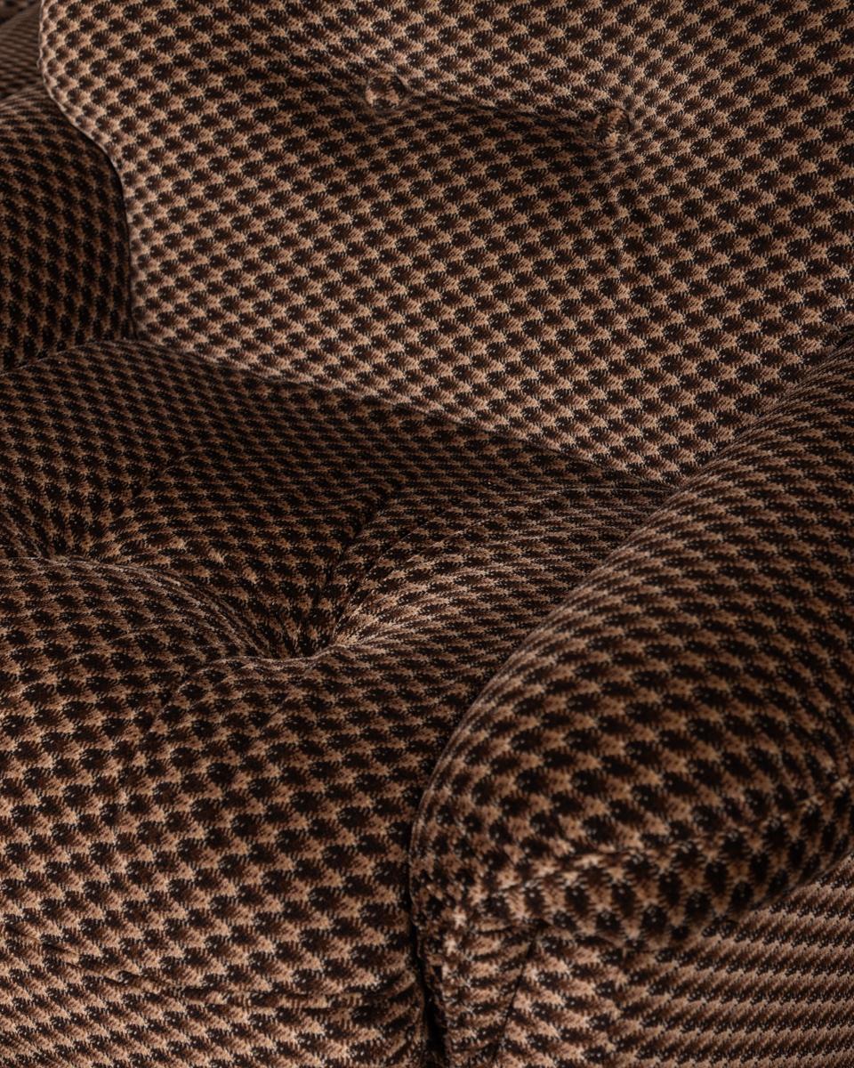 Living room sofa and pair of vintage 1970s armchairs in Italian design fabric For Sale 5