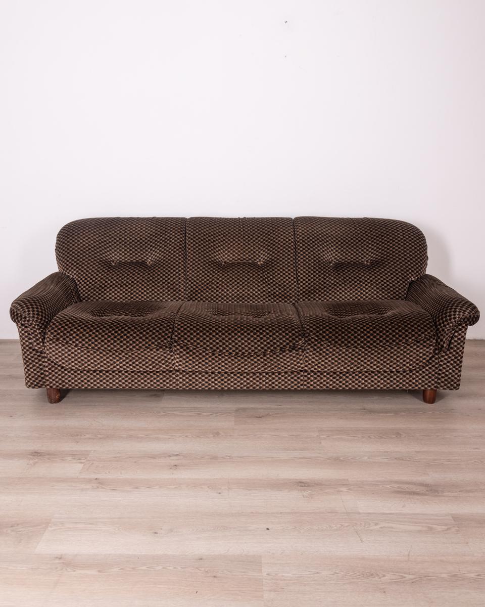 Living room consisting of pair of armchairs and sofa bed, in gray-brown fabric, 1970s, Italian design.

CONDITION: In very good condition, may show slight signs of wear given by time.

DIMENSIONS: Sofa: Height 78 cm; Width 230 cm; Length 100 cm -