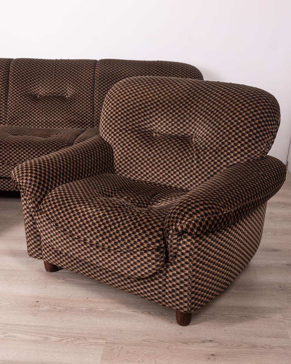 Living room sofa and pair of vintage 1970s armchairs in Italian design fabric In Good Condition For Sale In None, IT
