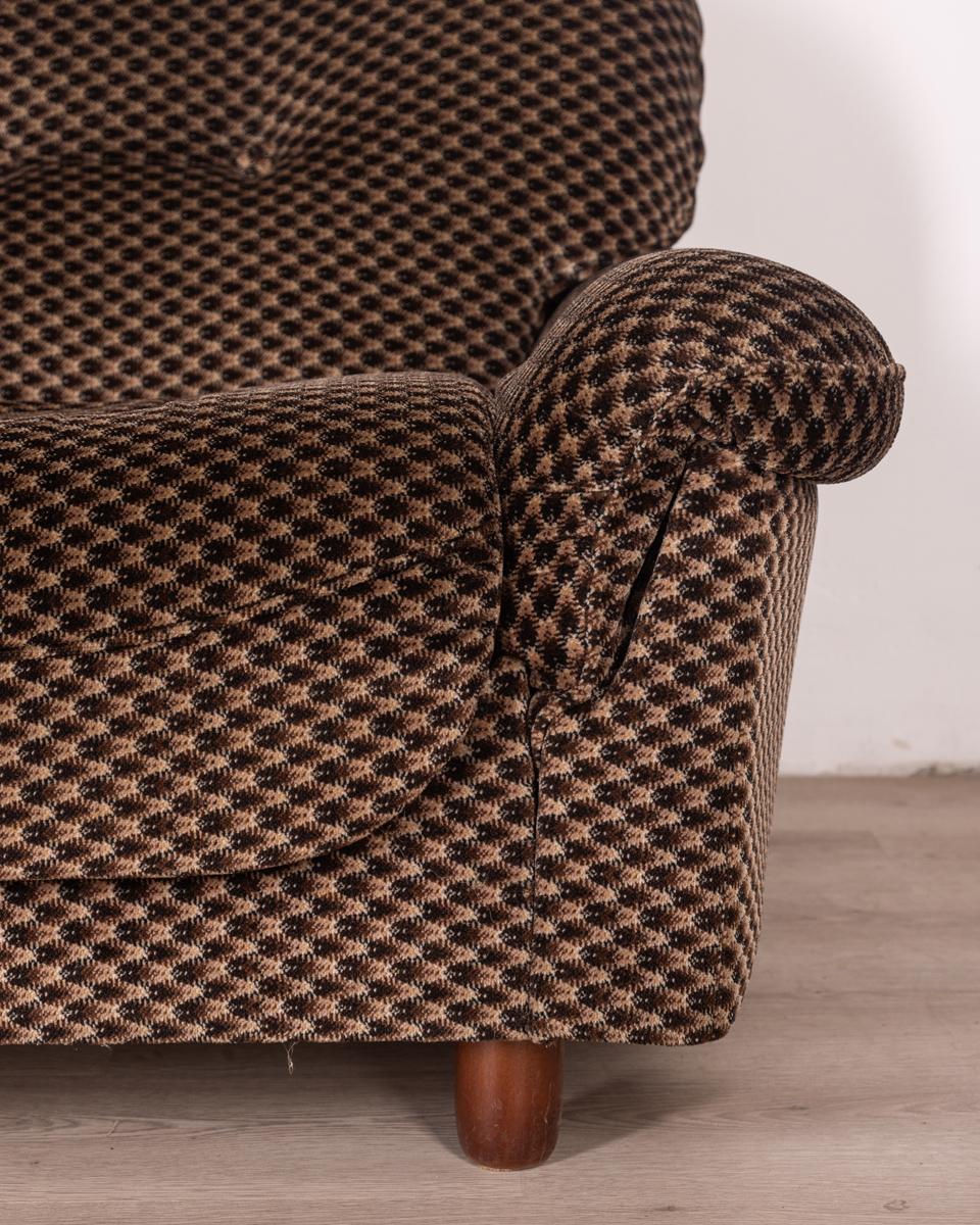 Living room sofa and pair of vintage 1970s armchairs in Italian design fabric For Sale 2