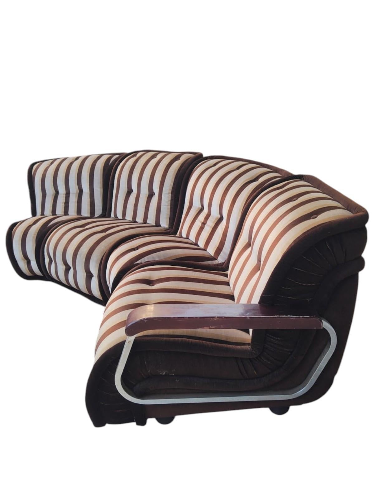 Modulare Lounge, original made in Italy, signiert Giuseppe Rossi aus Albizzate, hergestellt Ende der 1960er Jahre, bestehend aus vier Elementen, zwei davon sind Eck-Elemente und eines mit Endarmlehne.

Es misst ca. 270 cm in der auf dem Foto