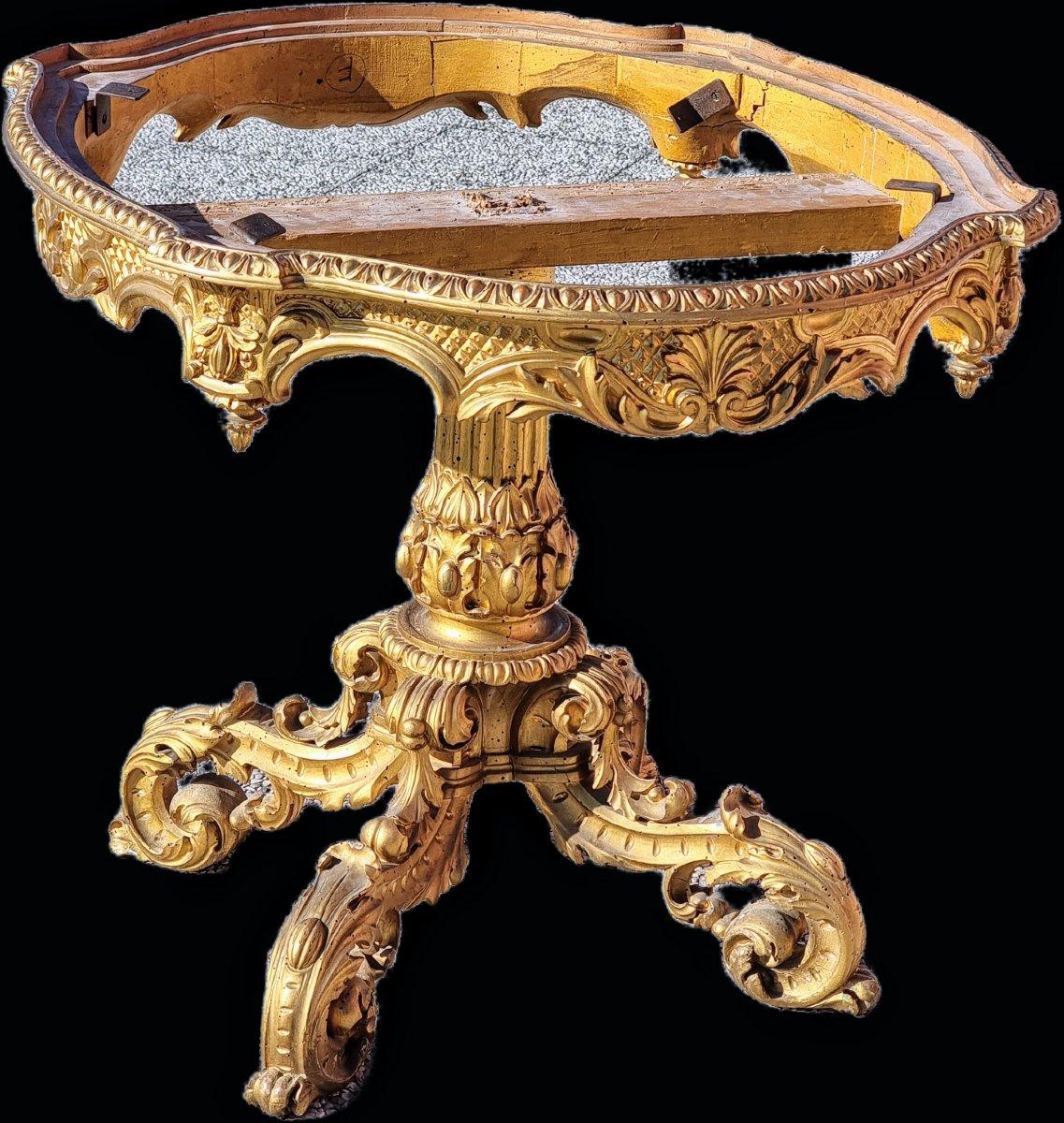 Elegante salotto emiliano in stile Carlo X, autentico esempio di arredamento nobiliare del XIX secolo, composto da un divano, due poltrone e un tavolino. Il set si distingue per la struttura imponente, la lavorazione raffinata in legno intagliato e