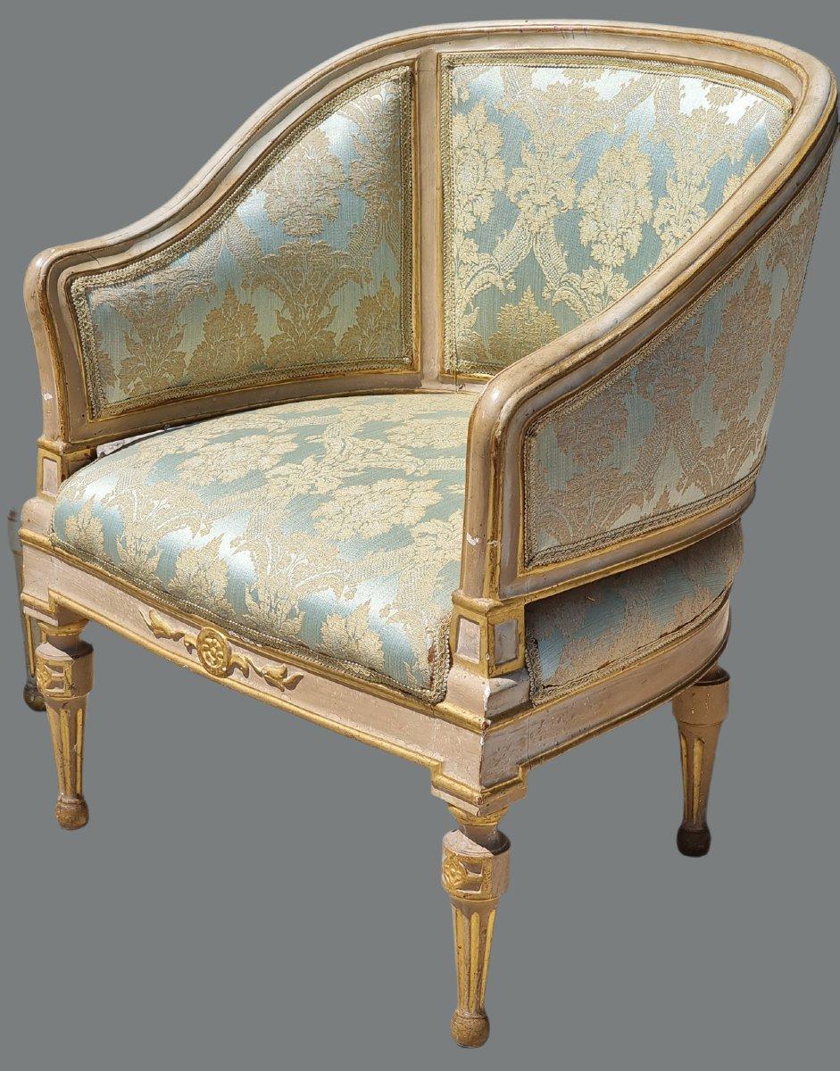 Raffinato salotto veneto risalente all’ultima parte del XVIII secolo, composto da un divano, due poltrone, due sedie e un elegante tavolino con piano in marmo verde. La struttura lignea è interamente laccata e finemente dorata in foglia oro, con