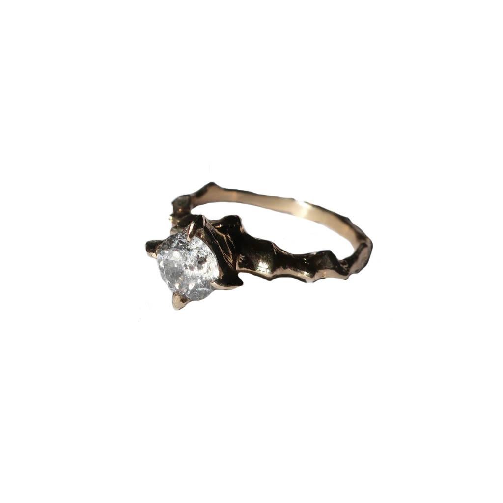 This ring showcases a 6mm .91 ct salt and pepper diamond in a hand carved 14k yellow gold setting. 

Size 7

.91 ct 6.12x6.09x3.77

