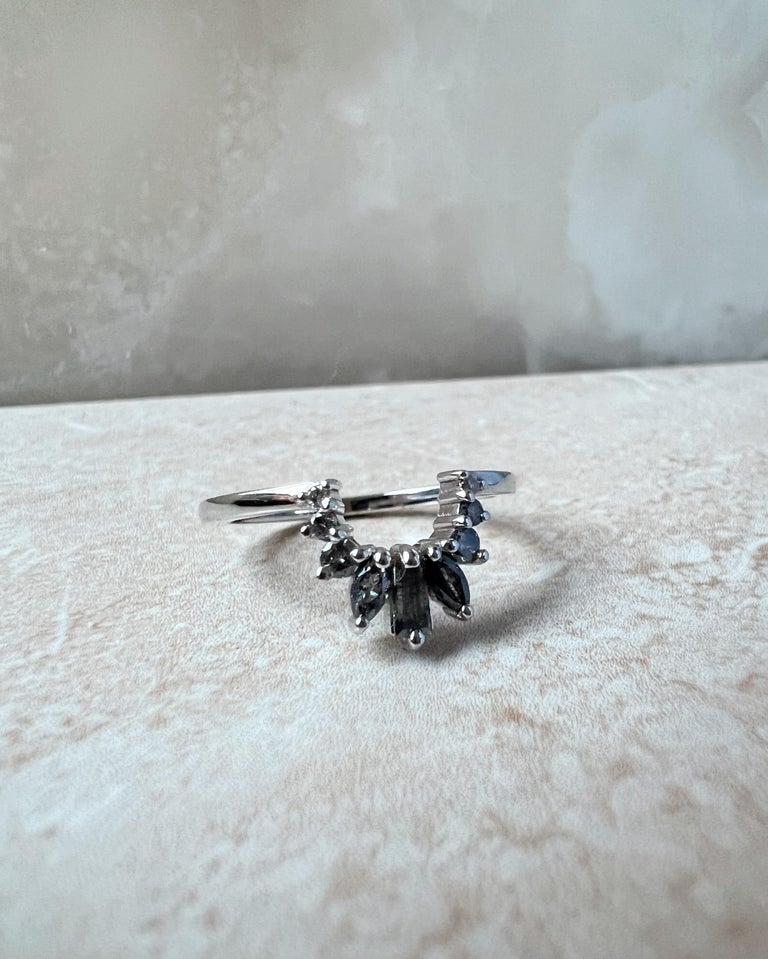 Salt and Pepper Diamond Baguette Cut 14K Crest Ring For Sale at 1stDibs